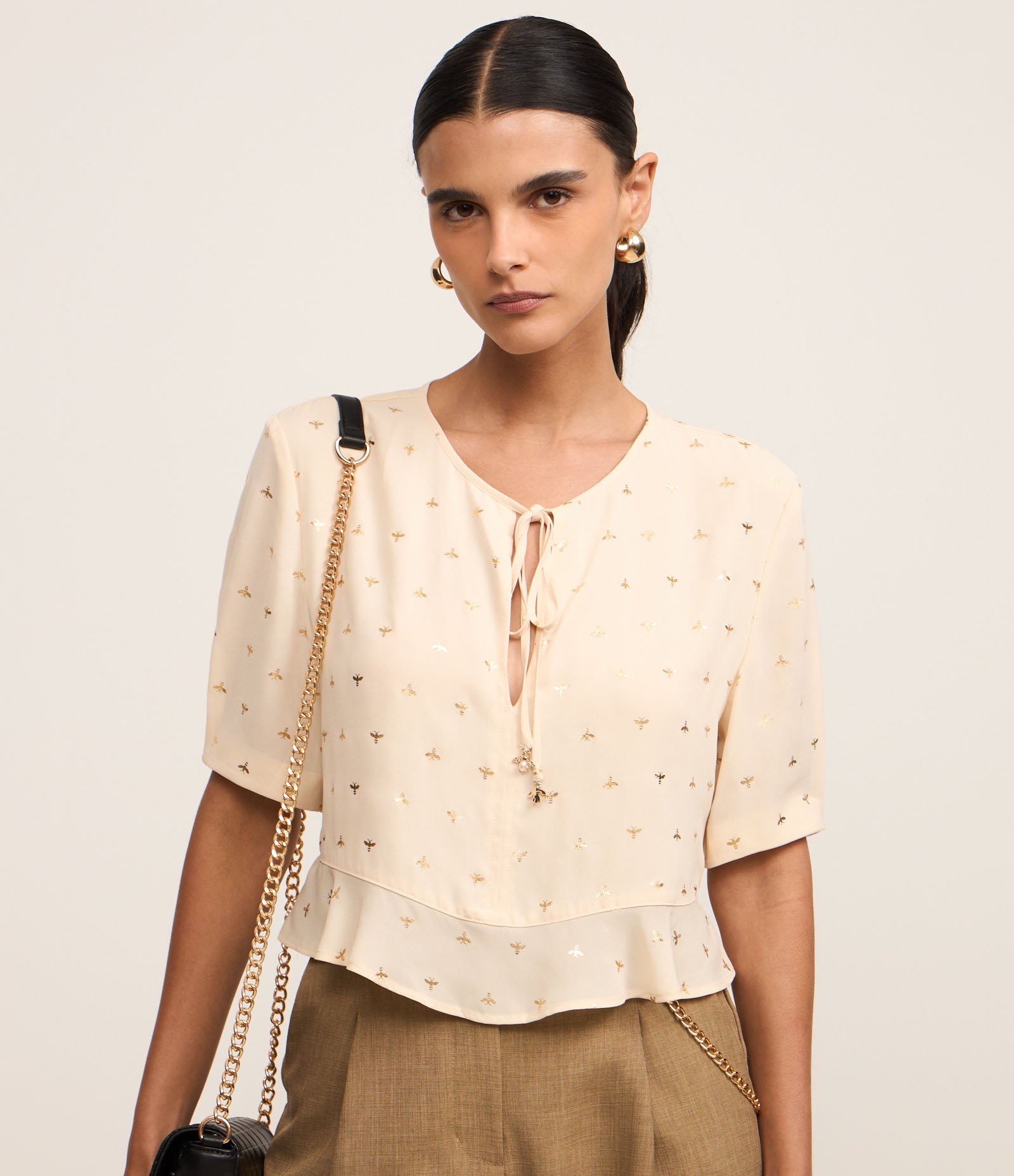 Blusa em Chiffon com Estampa Abelha em Efeito Metalizado Bege 2