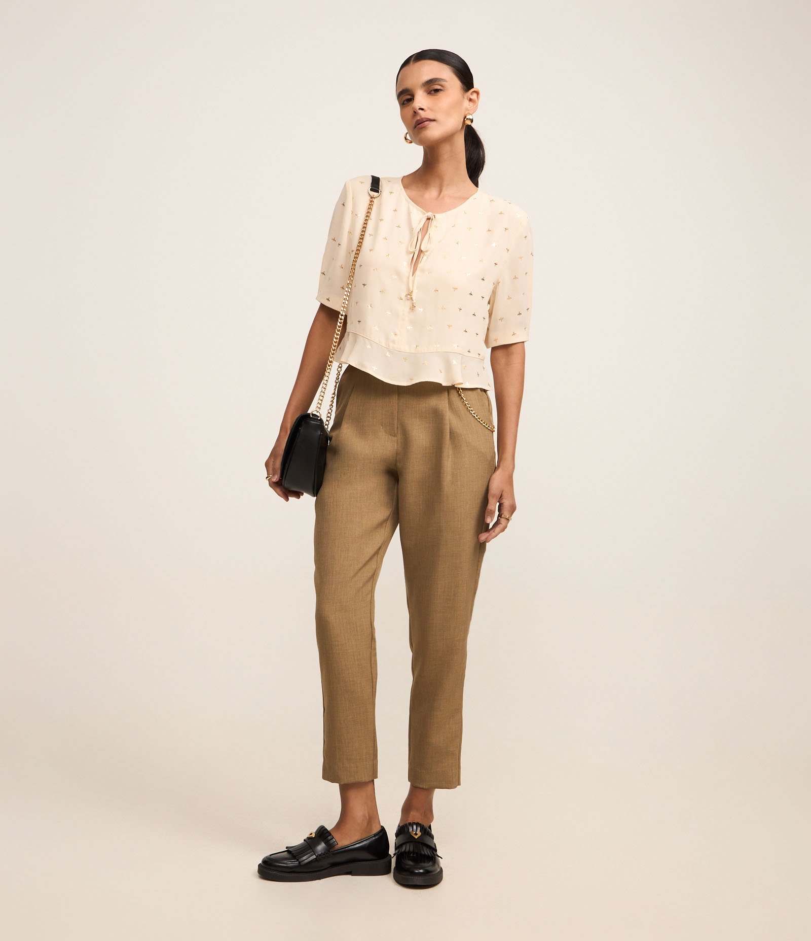 Blusa em Chiffon com Estampa Abelha em Efeito Metalizado Bege 3