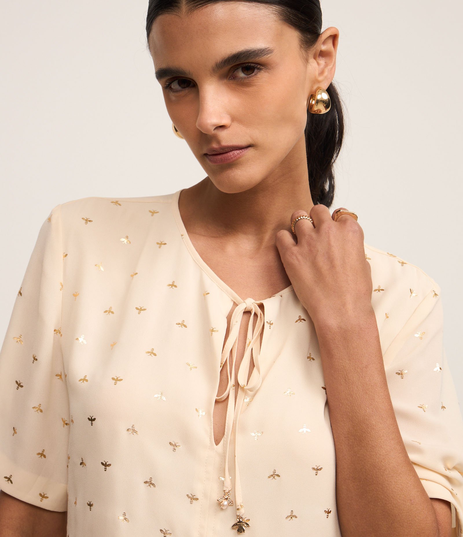 Blusa em Chiffon com Estampa Abelha em Efeito Metalizado Bege 4