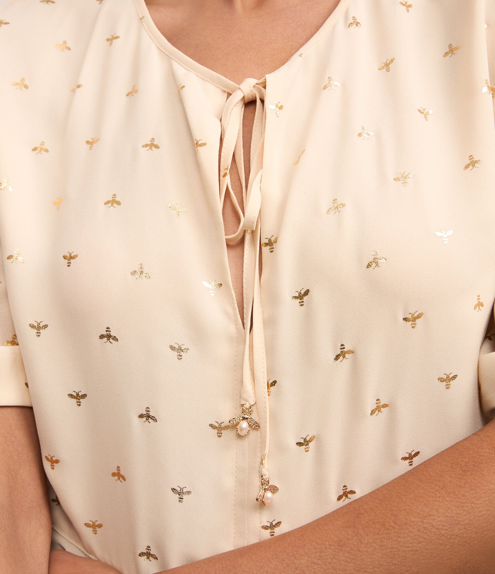 Blusa em Chiffon com Estampa Abelha em Efeito Metalizado Bege 5