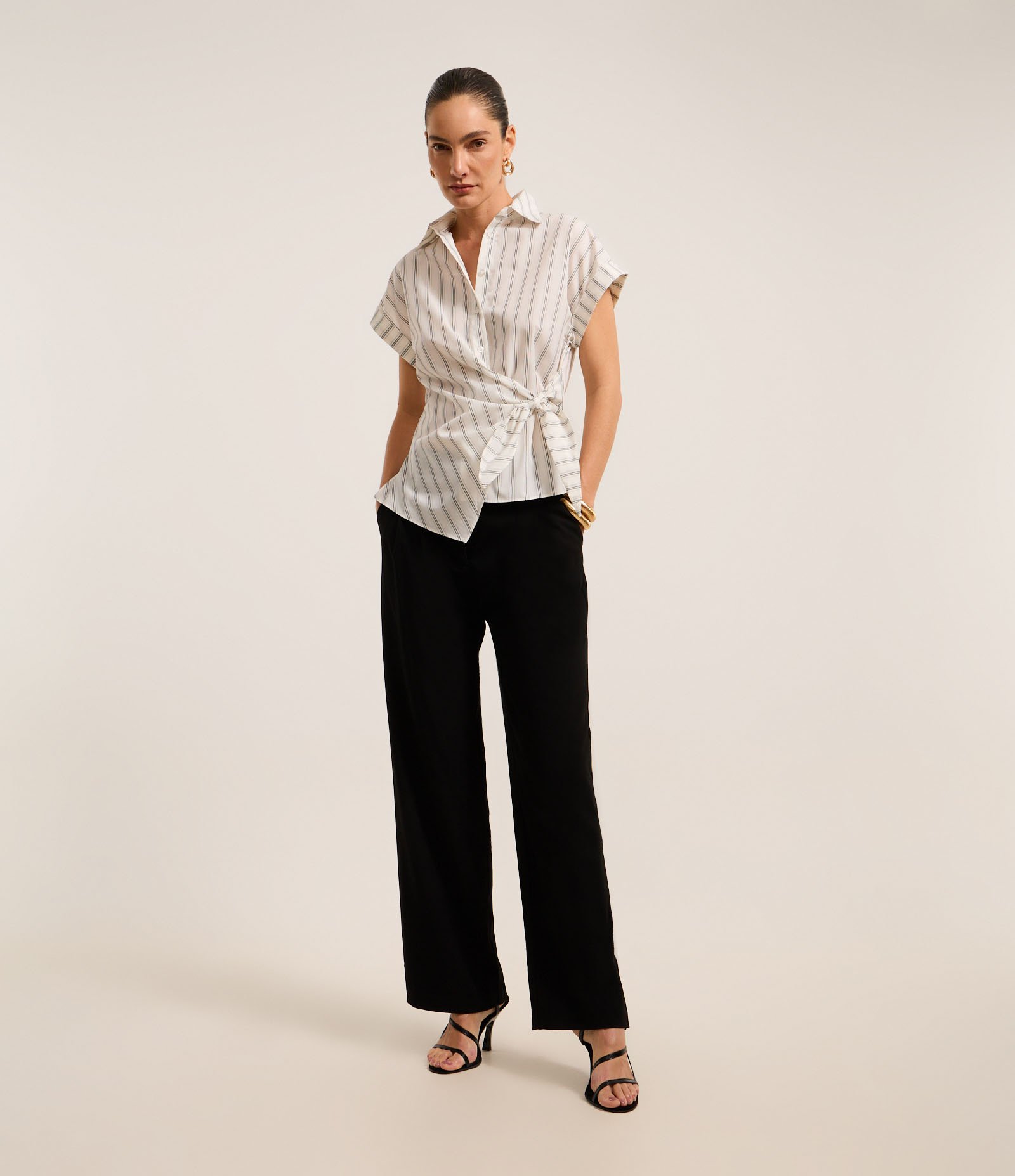 Camisa Listrada em Tricoline com Manga Dobrada e Amarração Off White 2