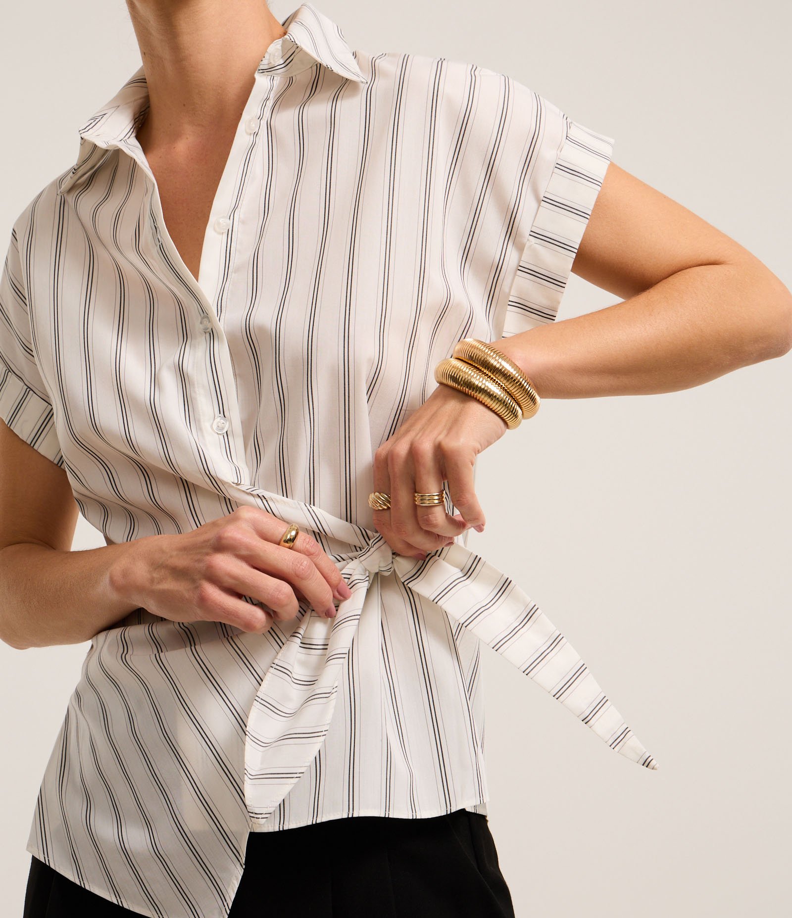 Camisa Listrada em Tricoline com Manga Dobrada e Amarração Off White 3