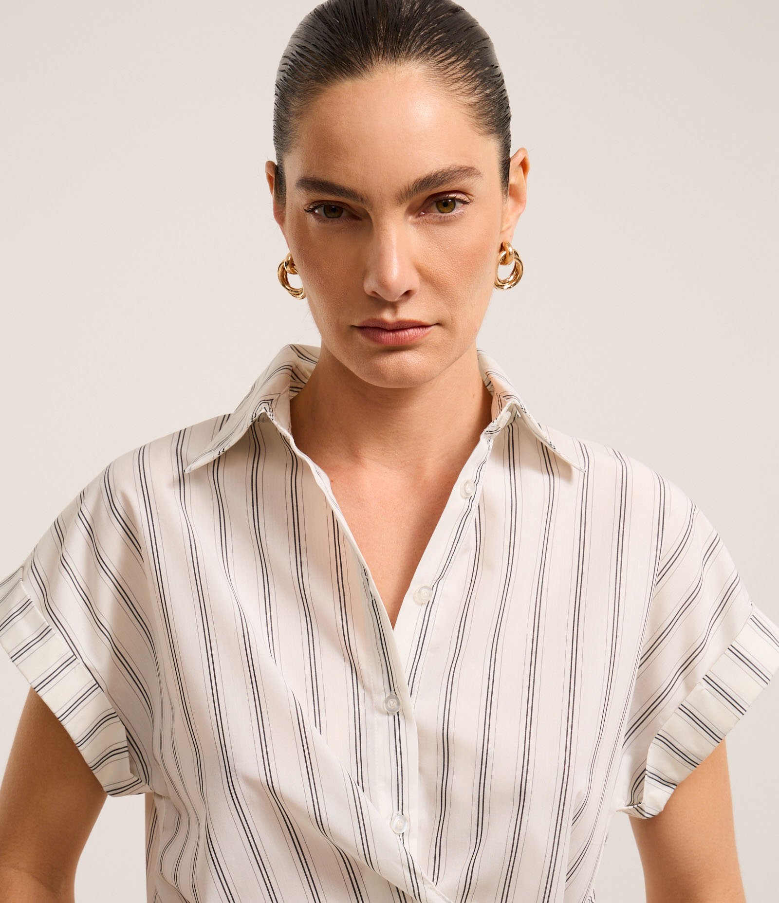 Camisa Listrada em Tricoline com Manga Dobrada e Amarração Off White 4