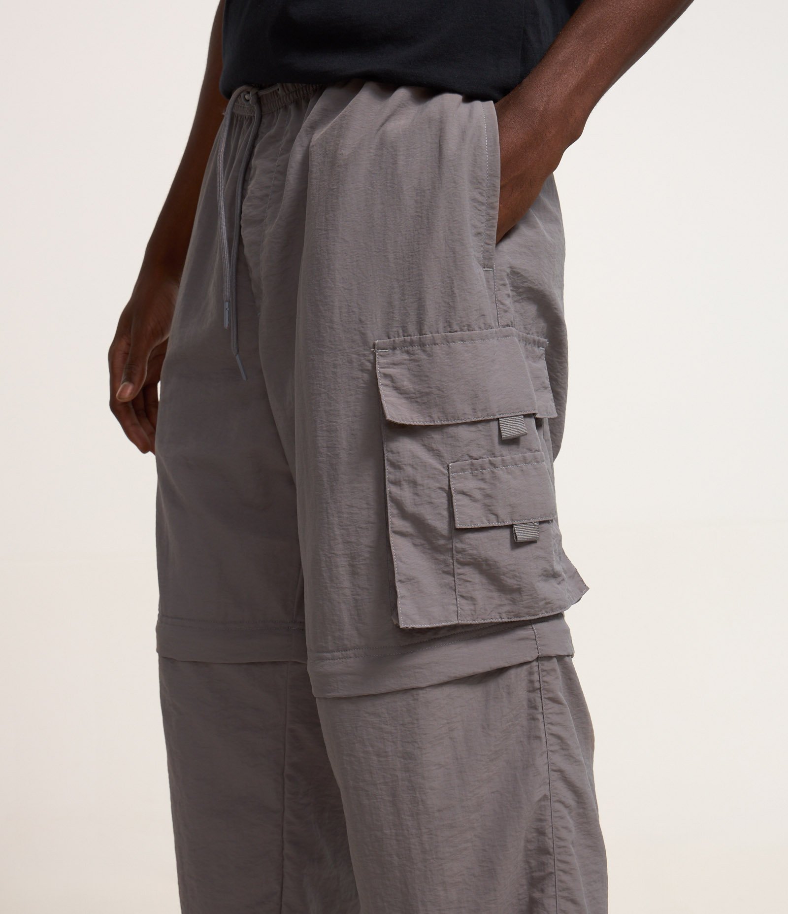 Calça Paper Touch Vira Bermuda com Puxador na Barra Cinza Médio 4