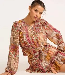 Blusa Bata em Curta em Chiffon com Pala em Lastex e Estampa Mix Patch