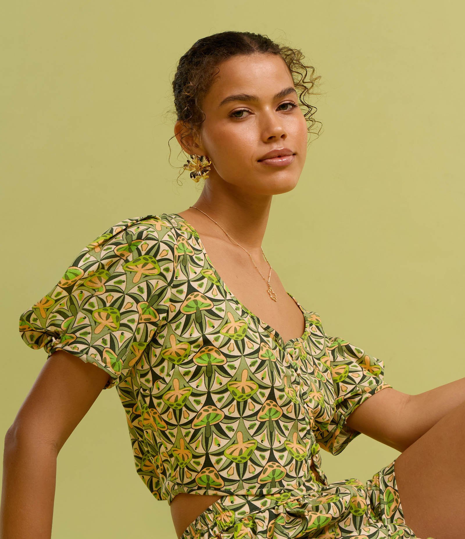 Blusa Cropped em Viscolinho com Estampa Cogumelos Verde 5