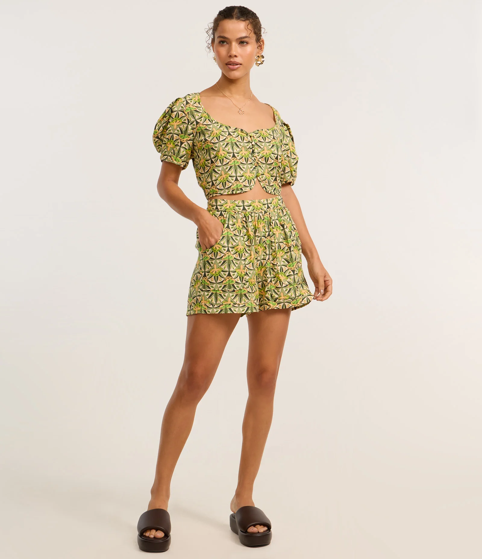 Blusa Cropped em Viscolinho com Estampa Cogumelos Verde 2