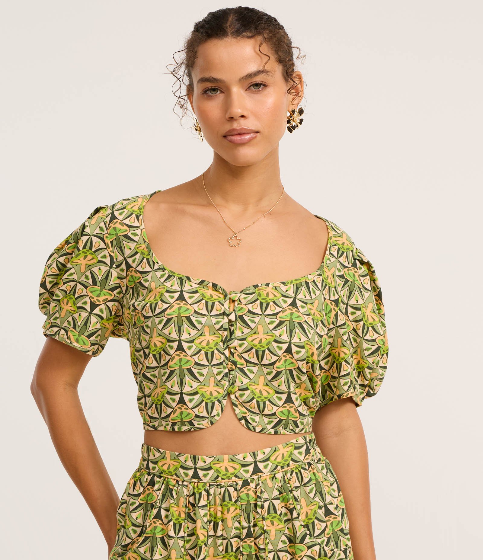 Blusa Cropped em Viscolinho com Estampa Cogumelos Verde 3
