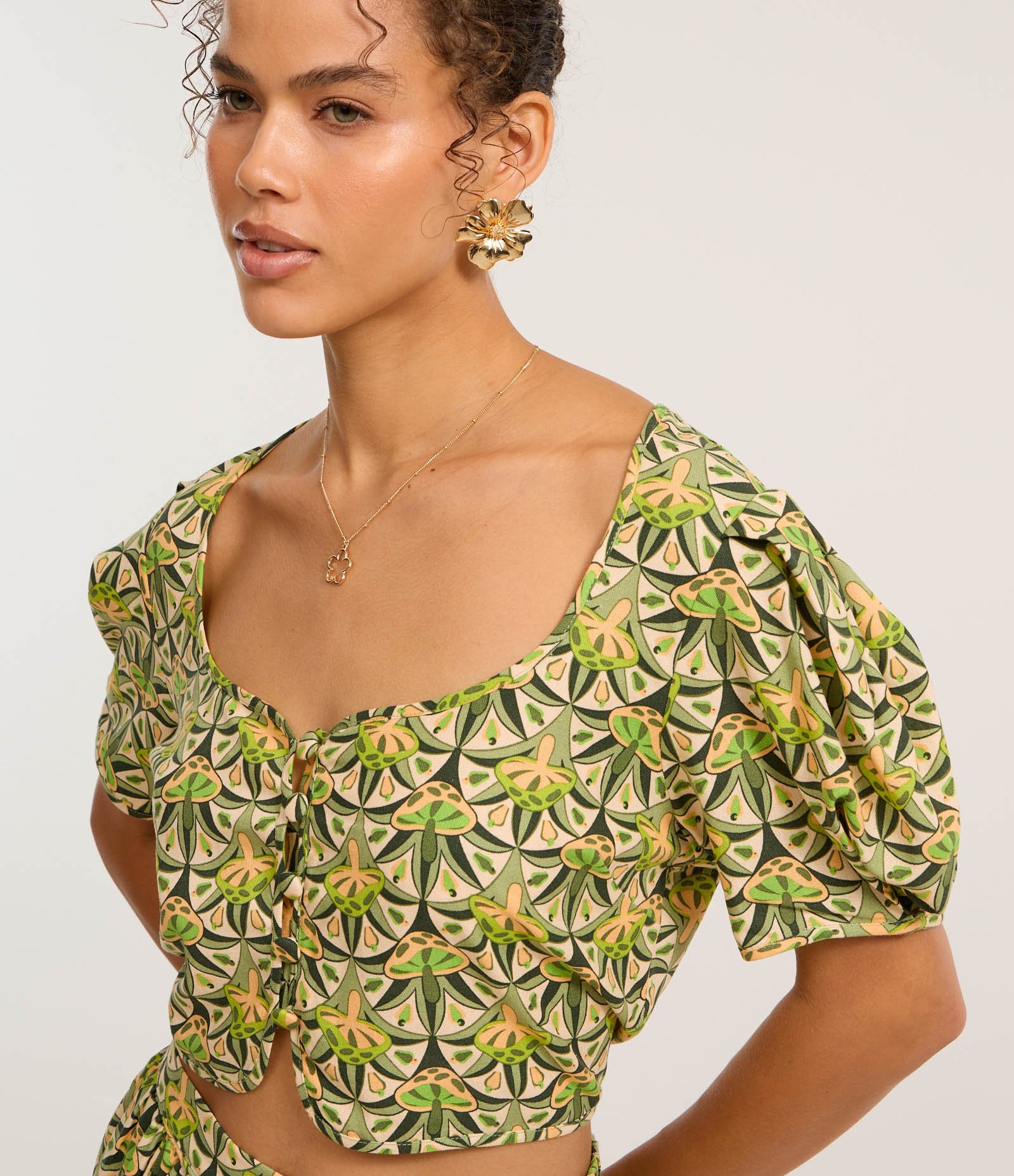 Blusa Cropped em Viscolinho com Estampa Cogumelos Verde 4