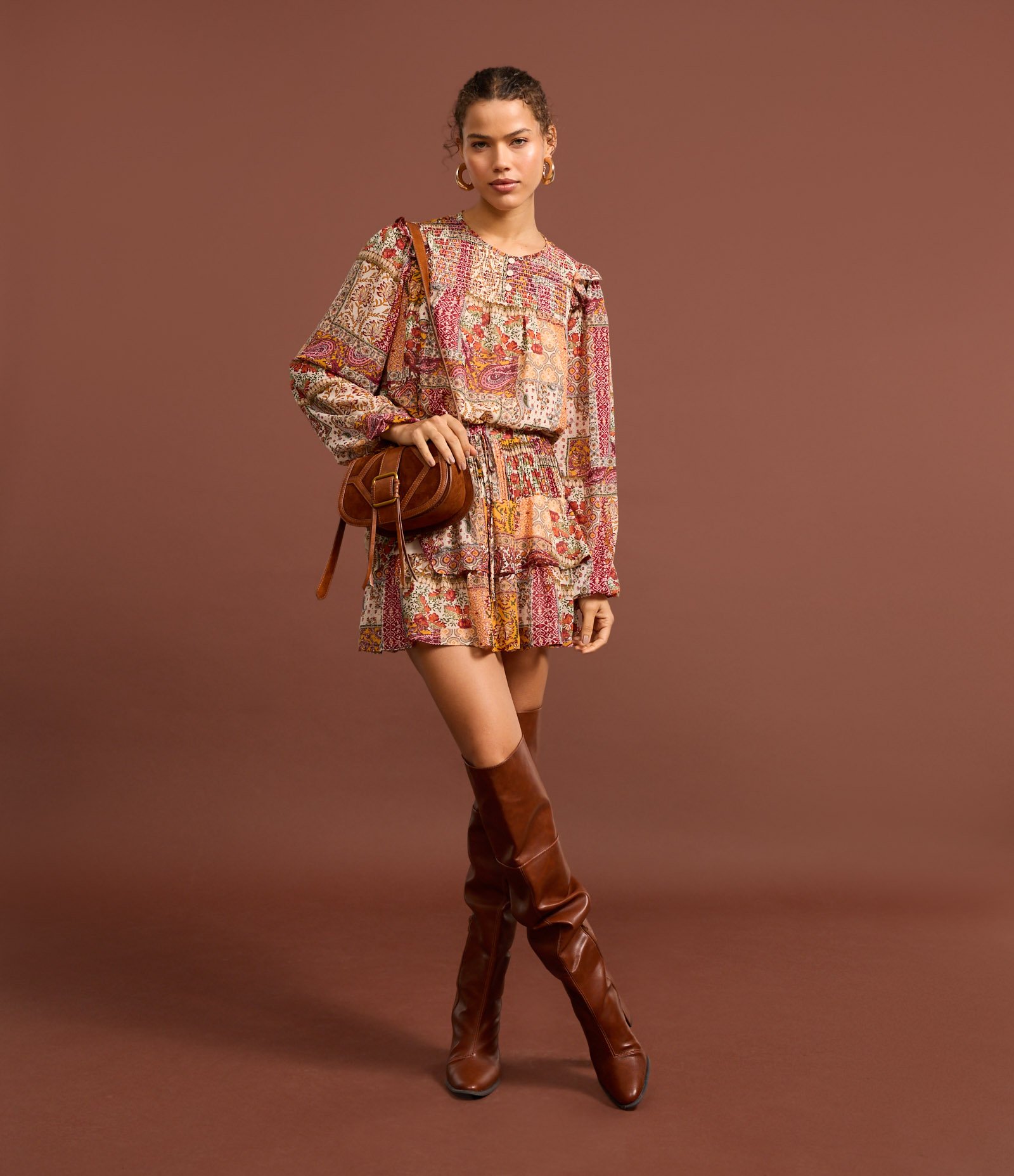 Saia Curta em Chiffon com Babado e Estampa Mix de Patch Vermelho 5