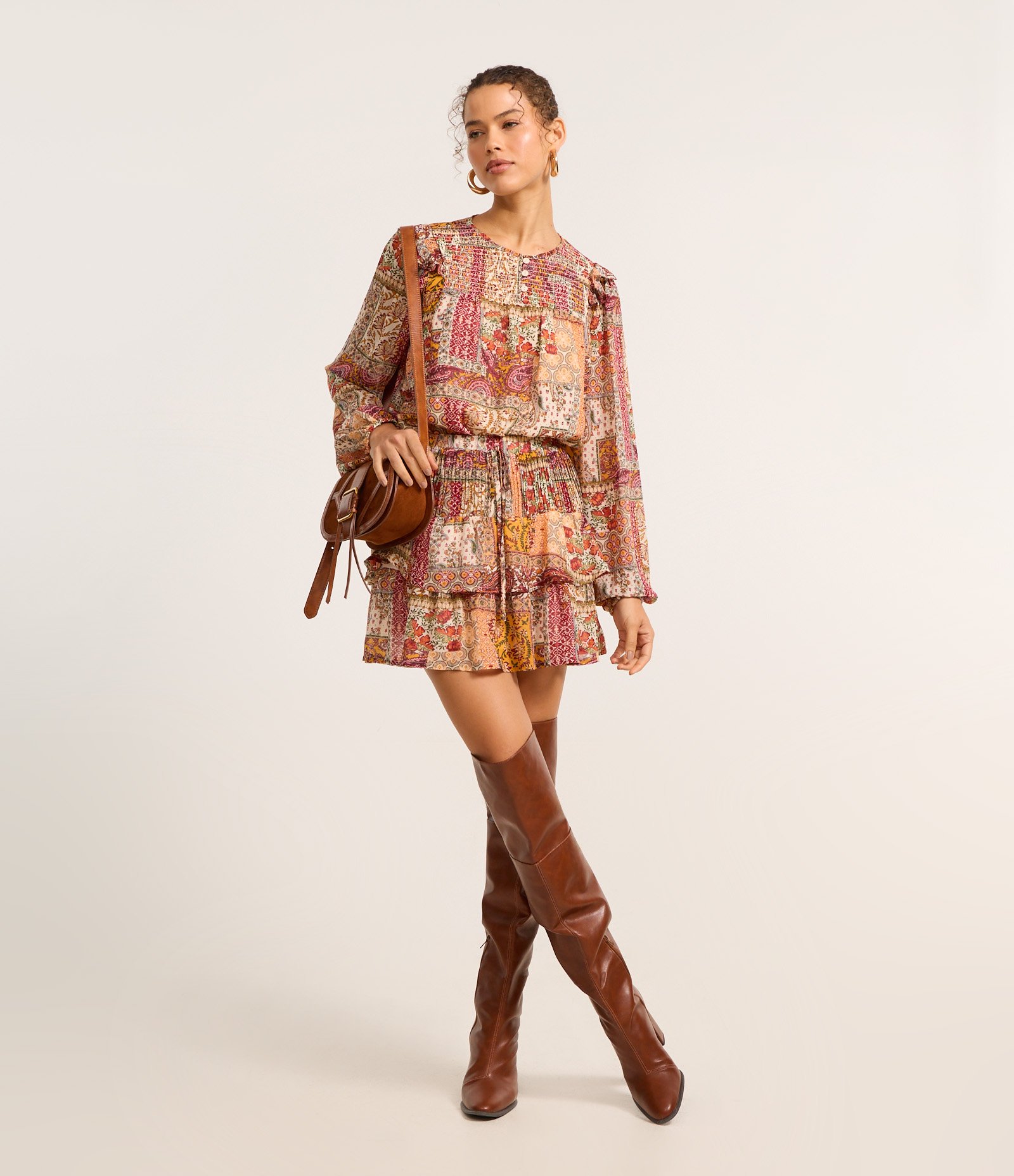 Saia Curta em Chiffon com Babado e Estampa Mix de Patch Vermelho 1