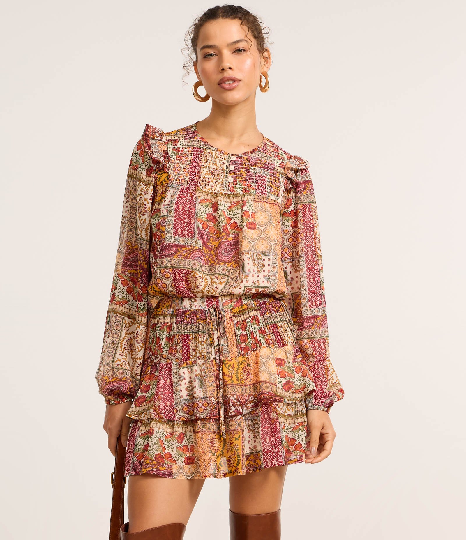 Saia Curta em Chiffon com Babado e Estampa Mix de Patch Vermelho 2