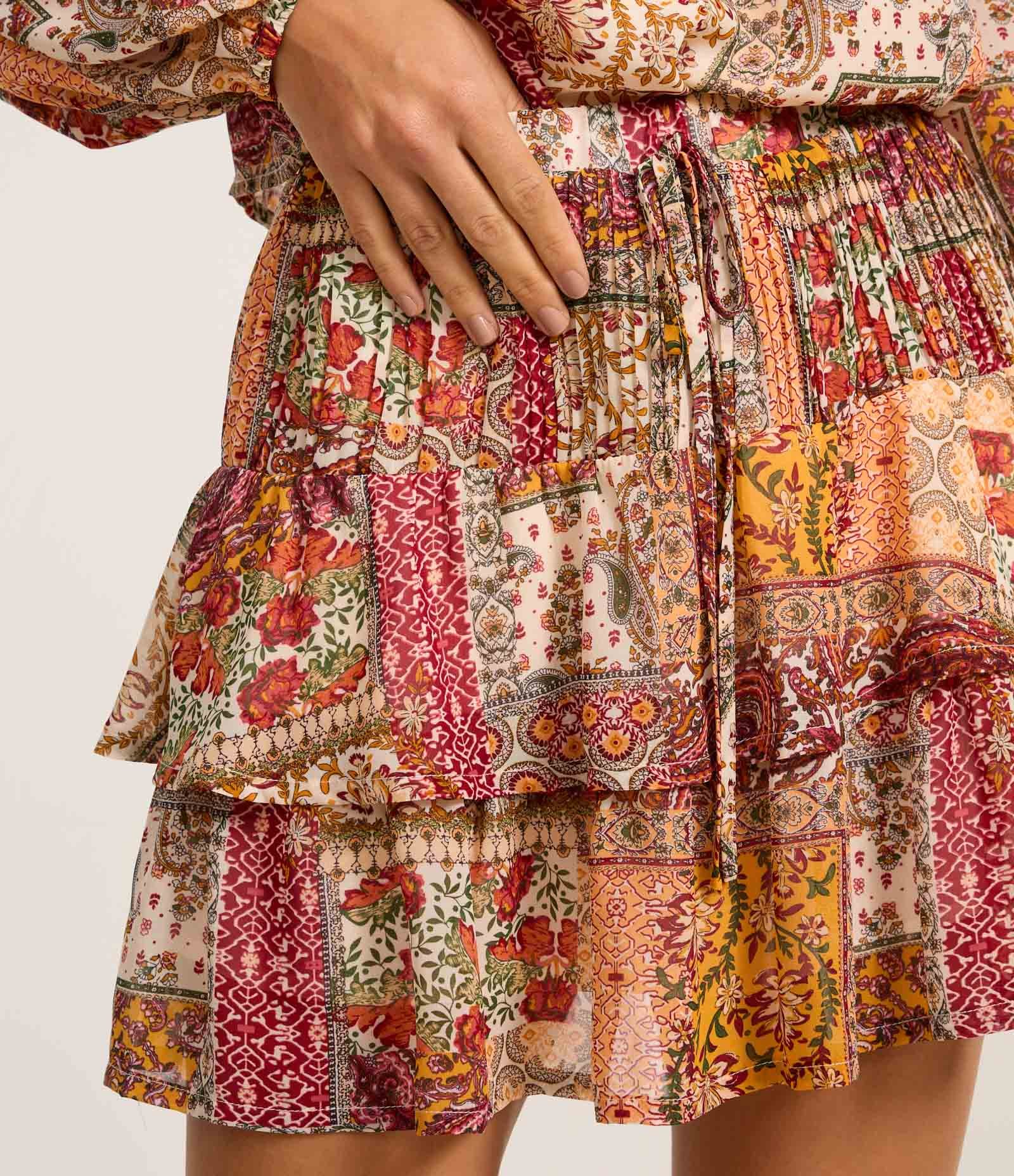 Saia Curta em Chiffon com Babado e Estampa Mix de Patch Vermelho 4