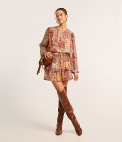 Saia Curta em Chiffon com Babado e Estampa Mix de Patch