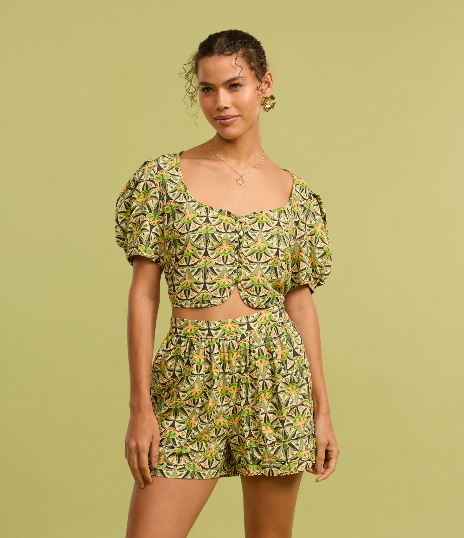 Short Curto em Viscolinho com Estampa Cogumelos Verde 5