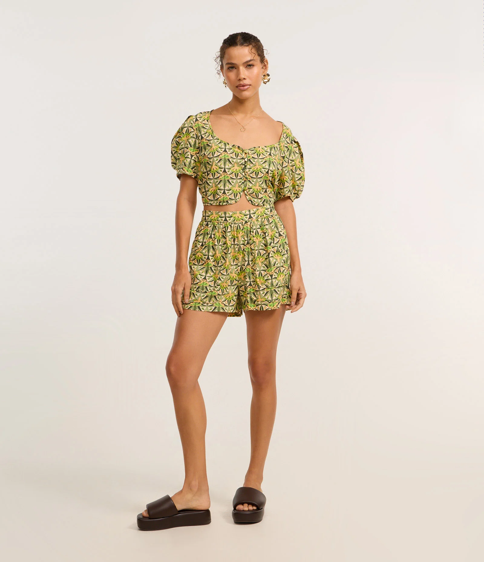 Short Curto em Viscolinho com Estampa Cogumelos Verde 1