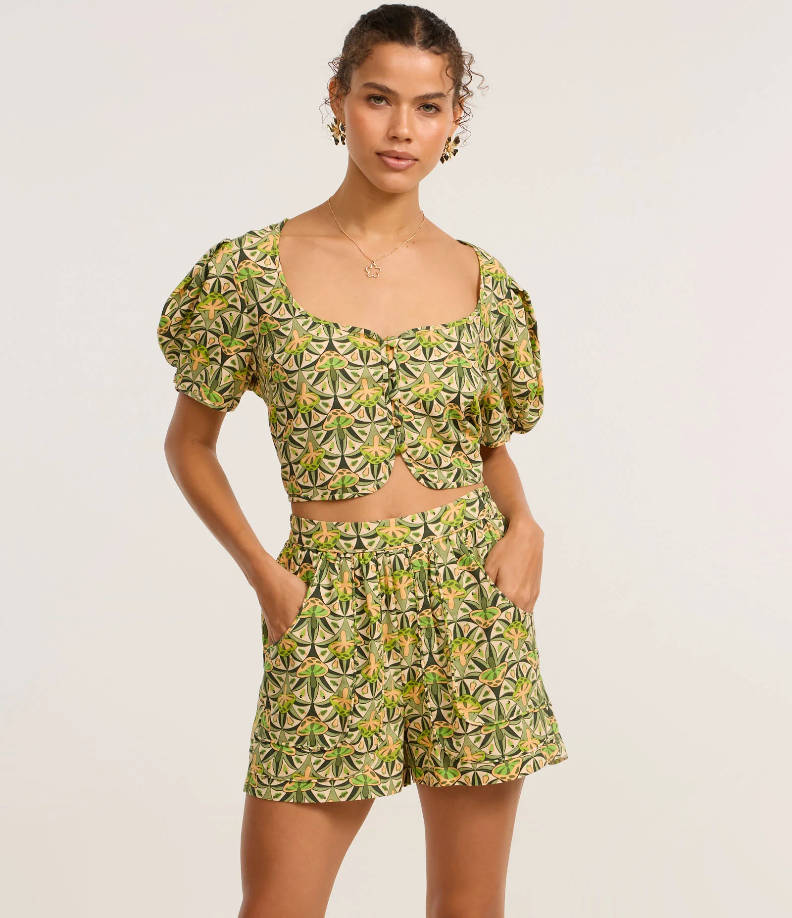 Short Curto em Viscolinho com Estampa Cogumelos Verde 2