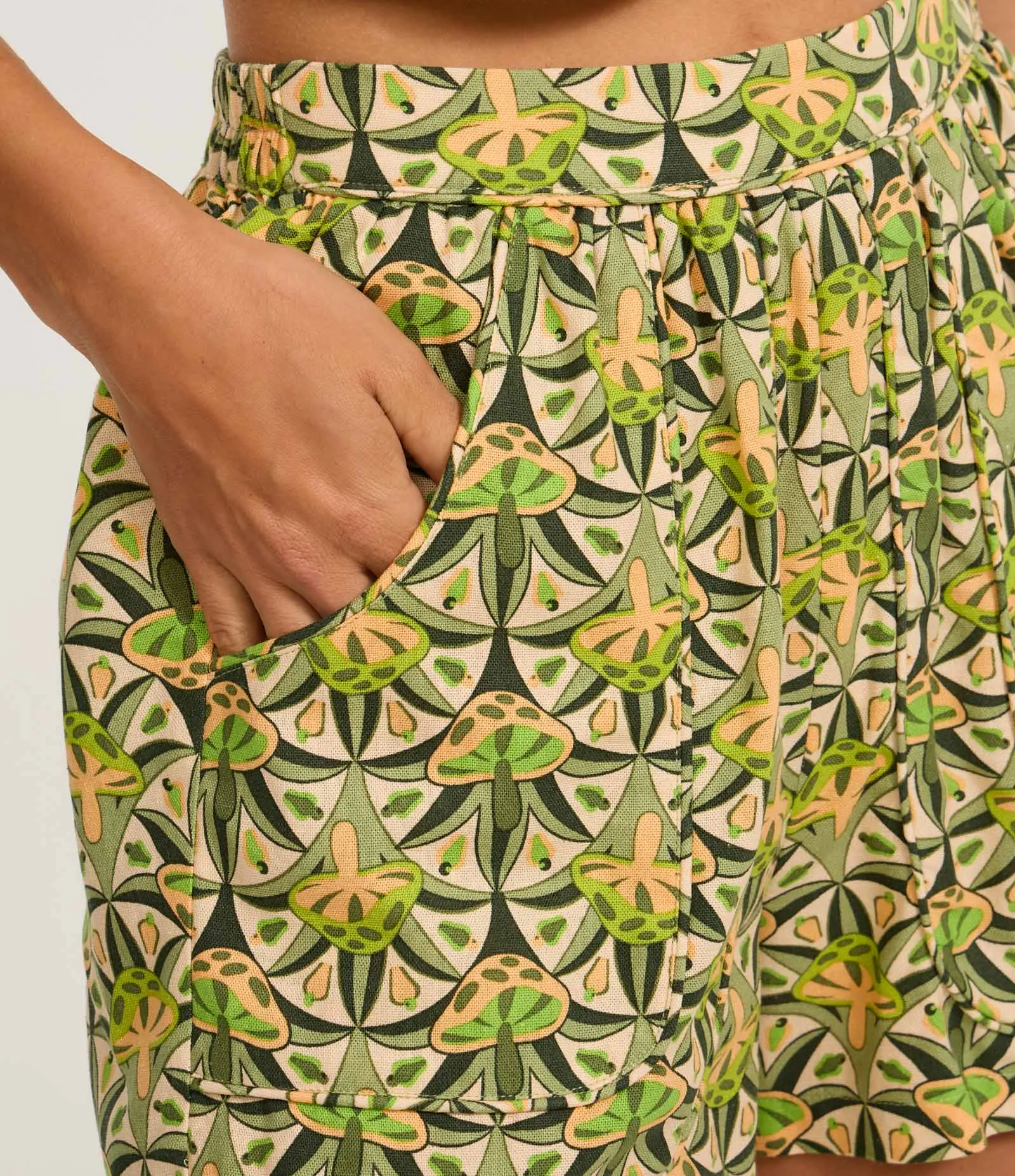 Short Curto em Viscolinho com Estampa Cogumelos Verde 4