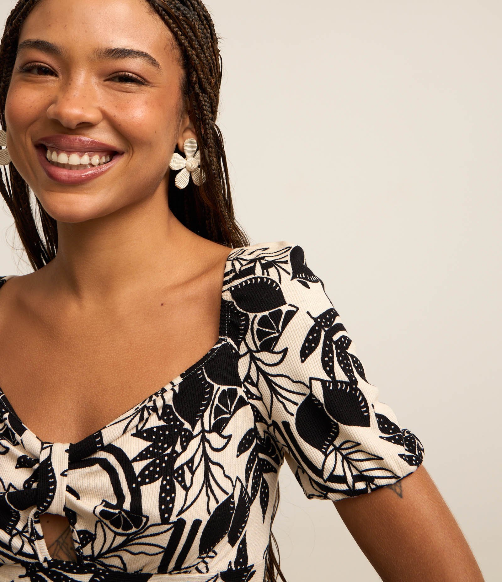 Blusa Cropped com Lacinho no Decote Manga Bufante e Estampa de Limoeiro Bege 3