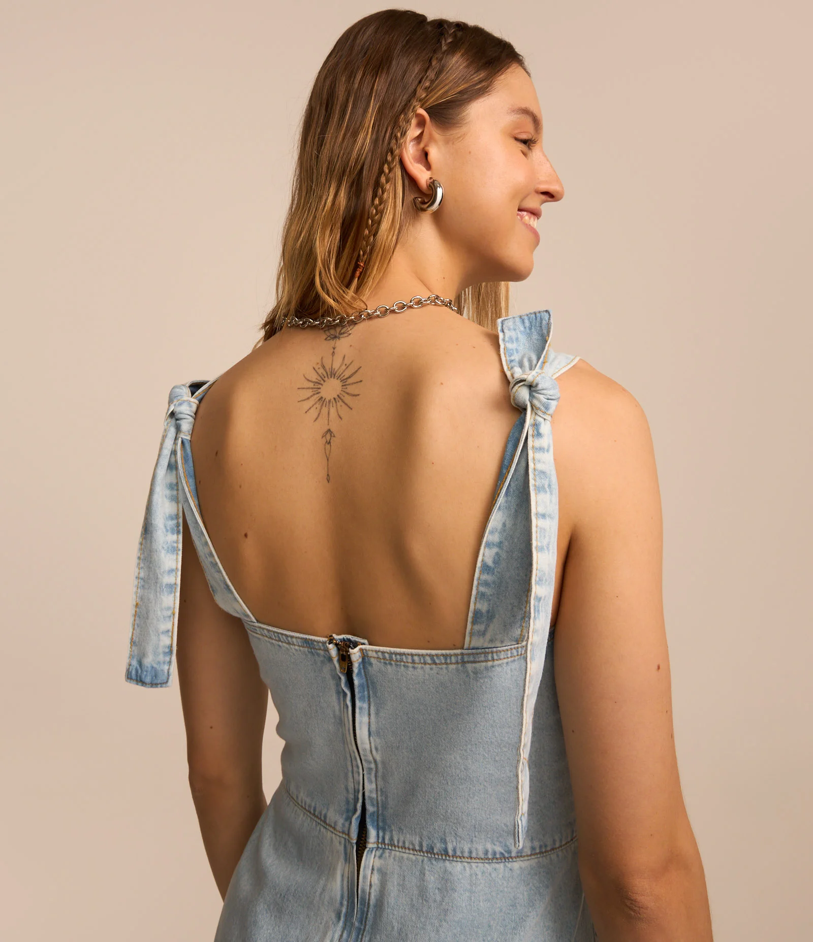 Vestido Curto Jeans com Saia Drapeada e Laços nas Alças Azul 3