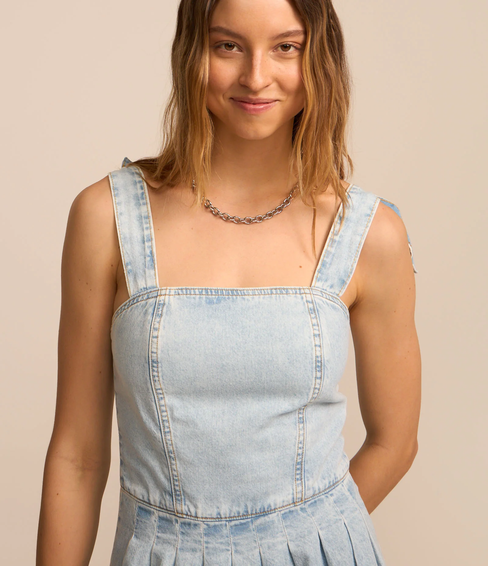 Vestido Curto Jeans com Saia Drapeada e Laços nas Alças Azul 4