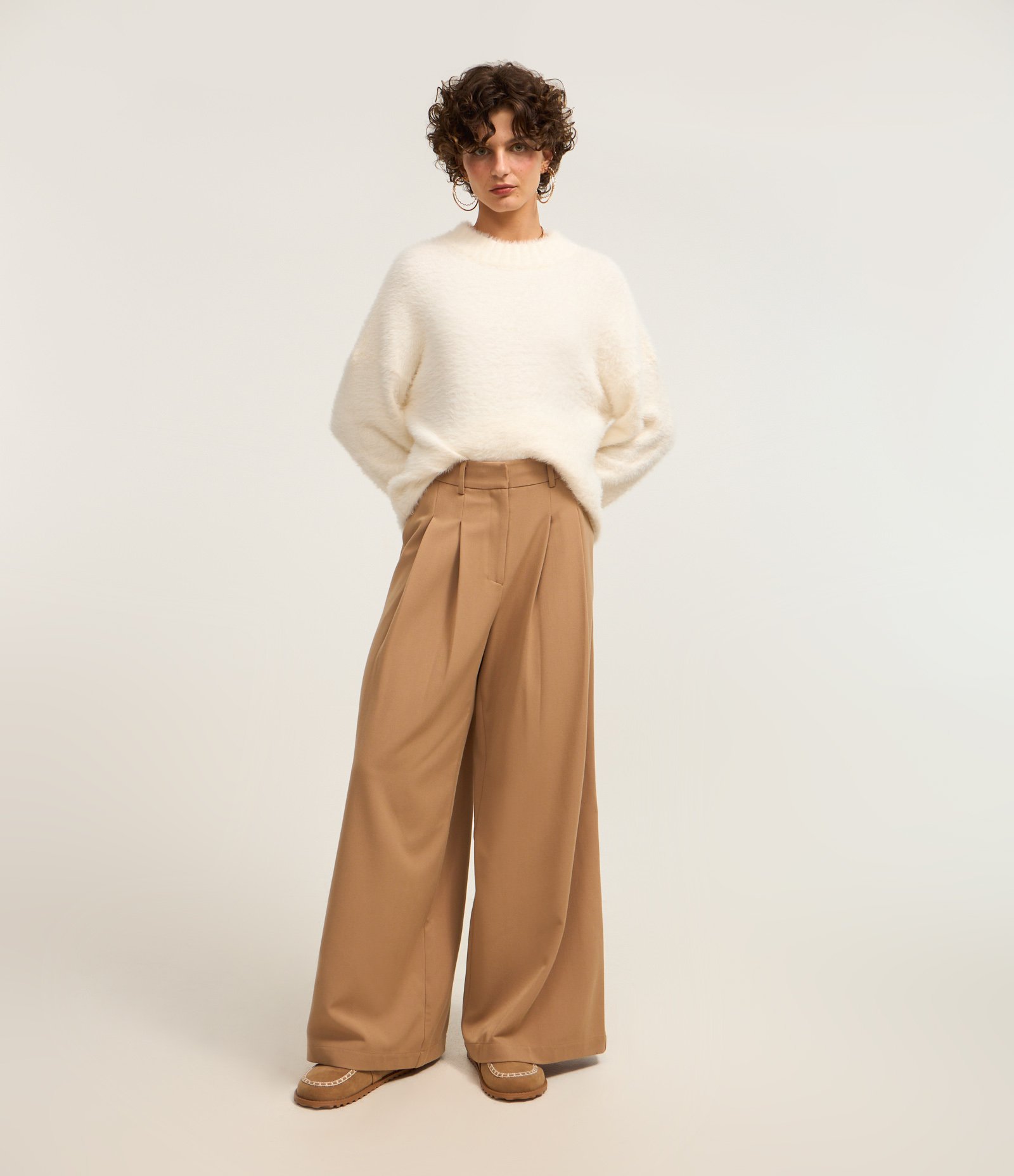 Calça Pantalona em Alfaiataria com Pregas Marrom 1