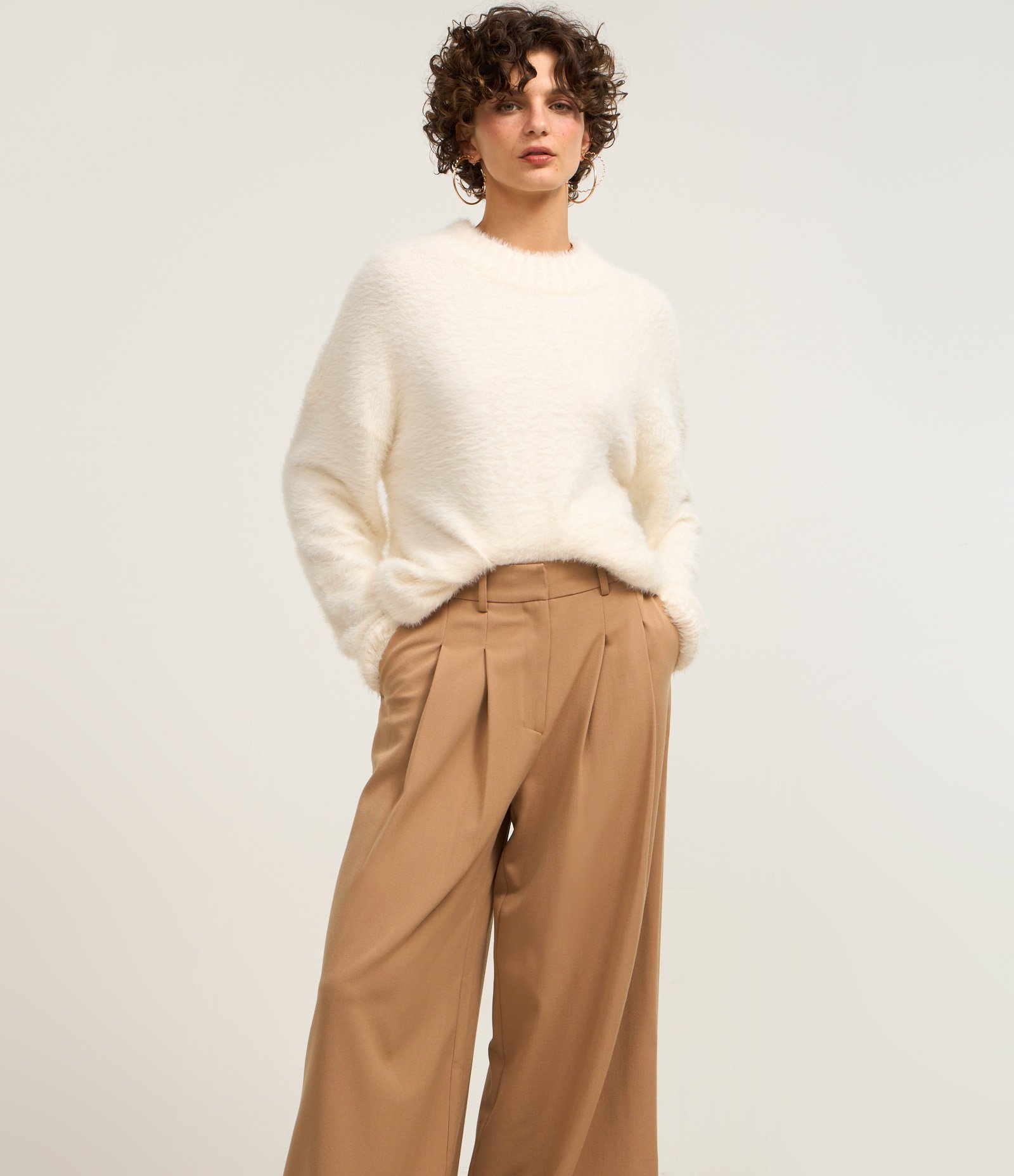 Calça Pantalona em Alfaiataria com Pregas Marrom 3