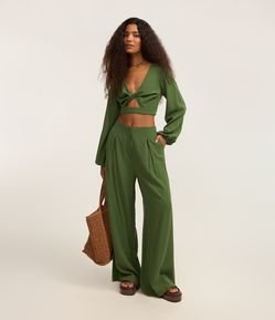 Calça Pantalona em Viscolinho com Pregas