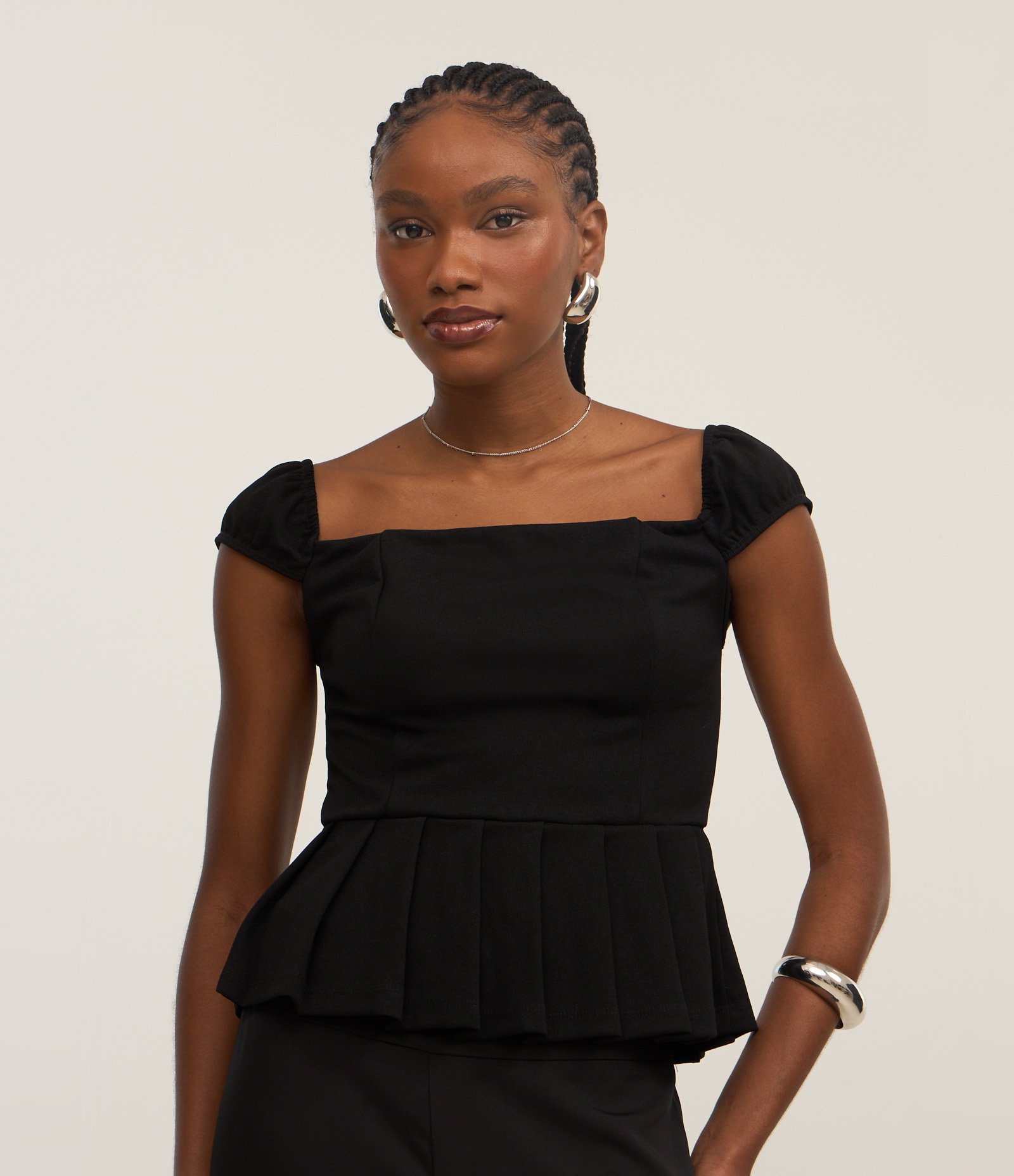 Blusa Curta em Crepe com Pregas na Barra Preto 1