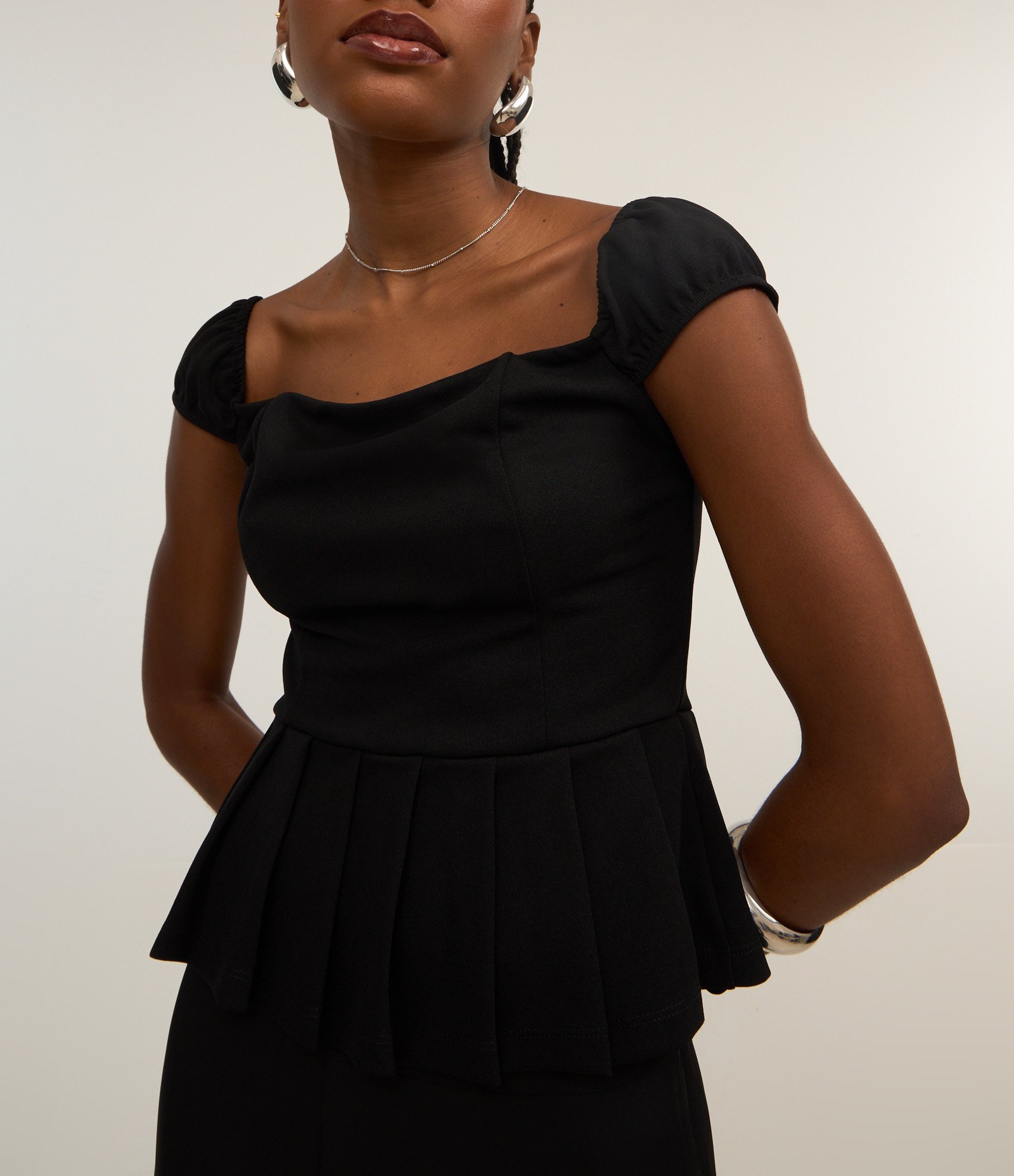 Blusa Curta em Crepe com Pregas na Barra Preto 3