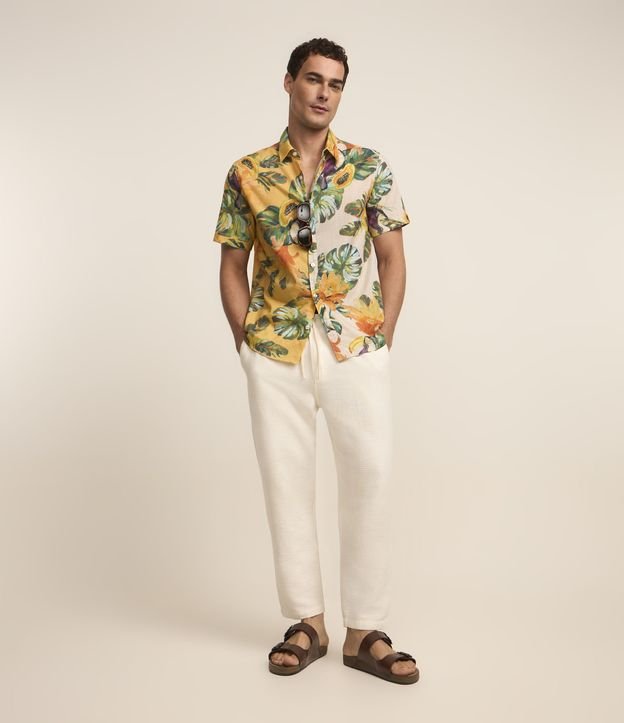 Camisa Regular em Voil com Estampa Tropical