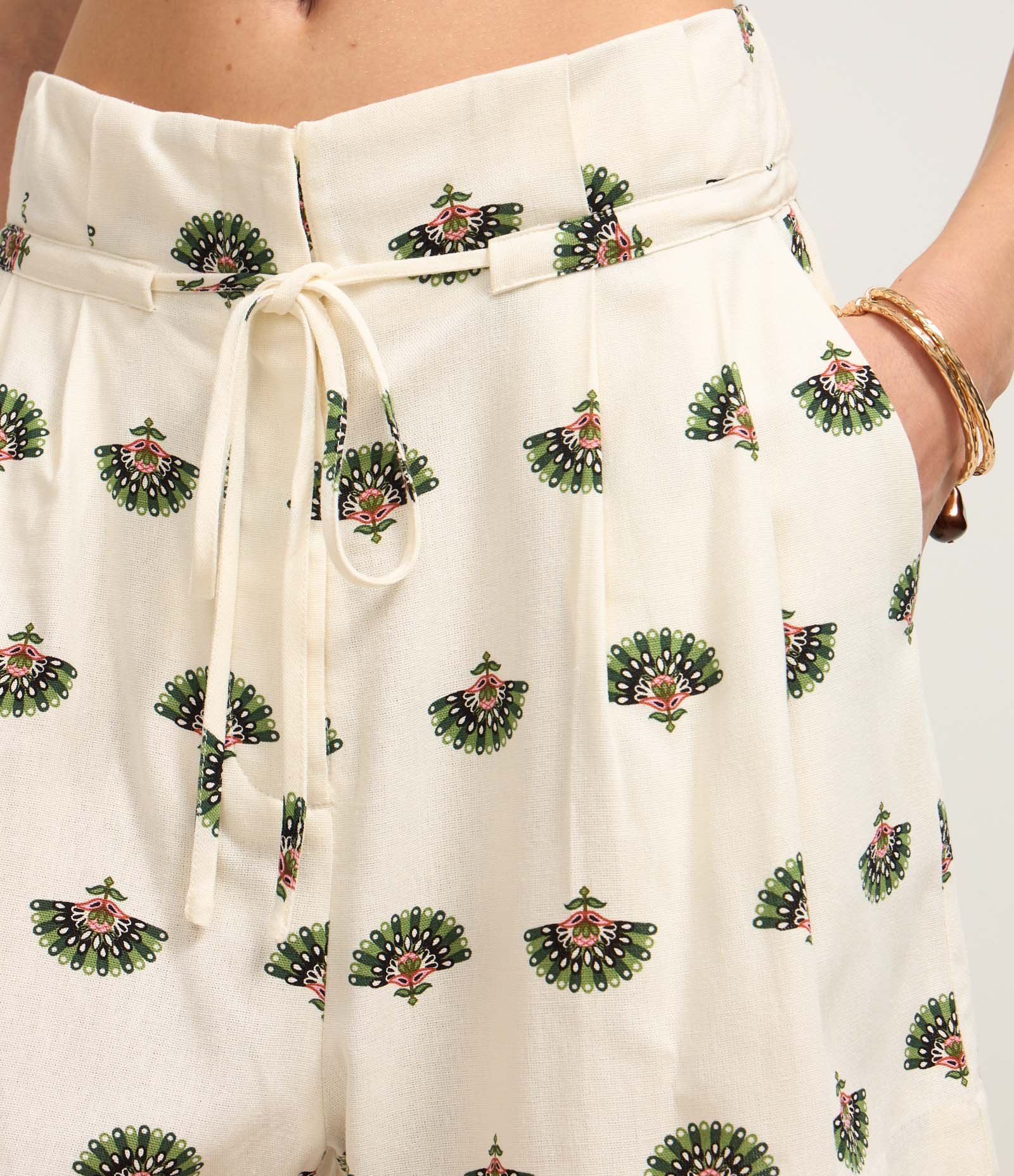 Short Curto em Viscose e Linho com Estampa Folhagens Branco 4