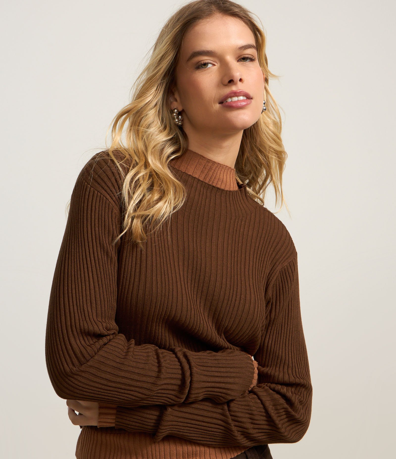 Blusa em Tricô com Golinha Alta Marrom 3