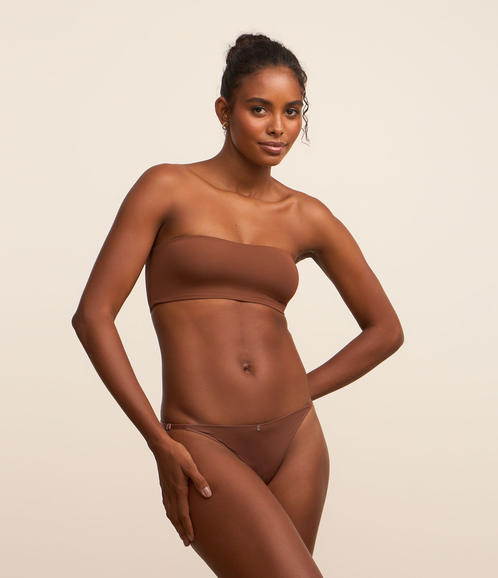 Kit 02 Calcinha String em Microfibra com Alça Regulável Bege/Marrom 3