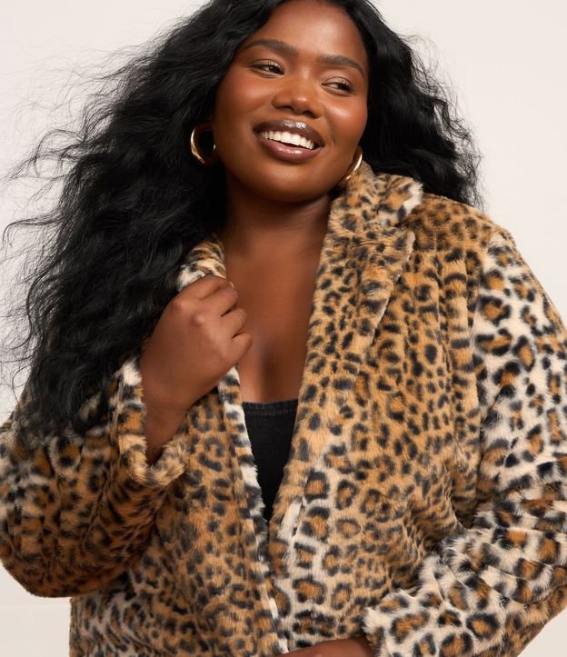 Casaco Pelo Artificial Animal Print Onça Curve & Plus Size