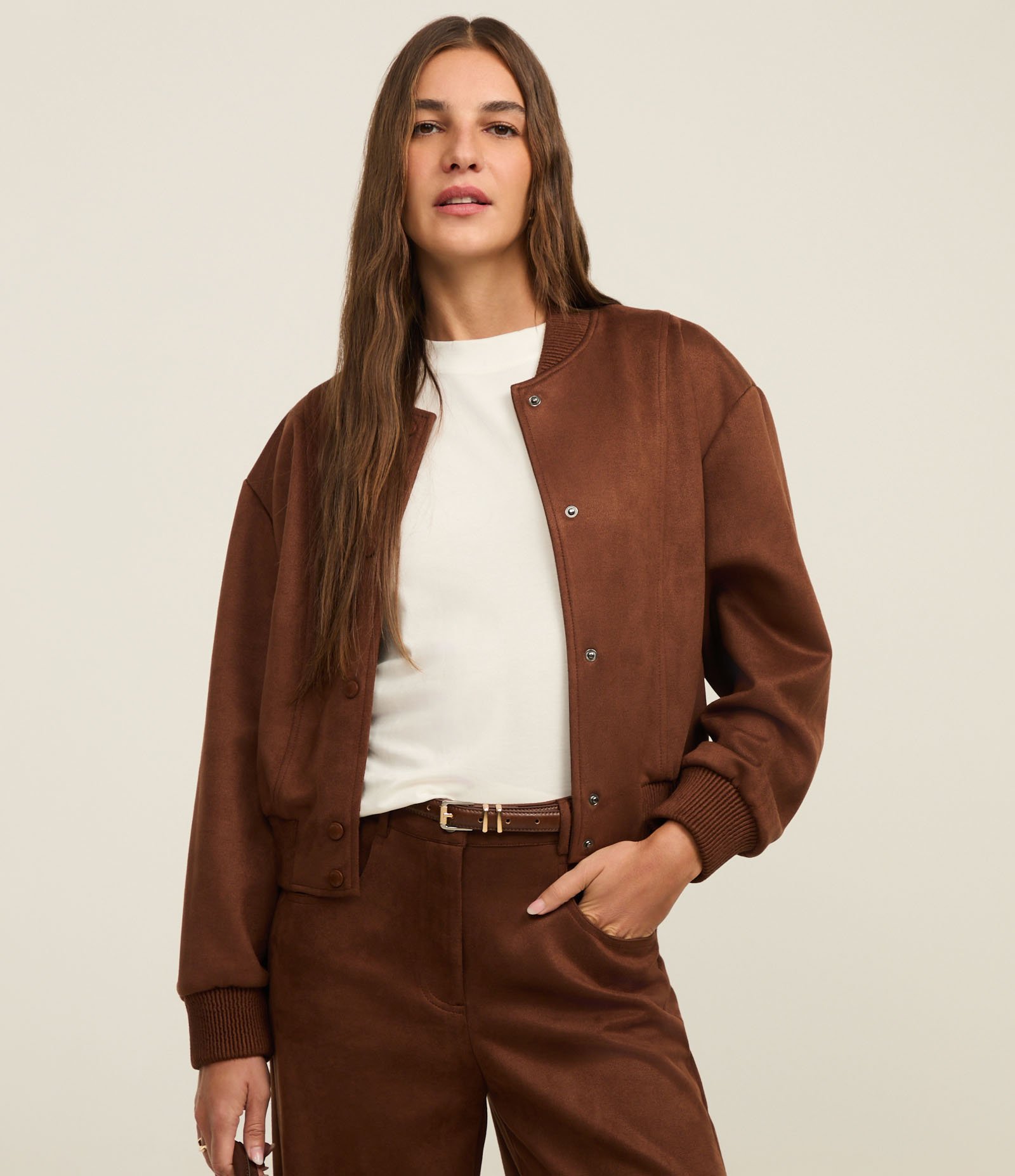 Jaqueta Bomber em Suede com Barras Ajustadas e Recortes Marrom 1
