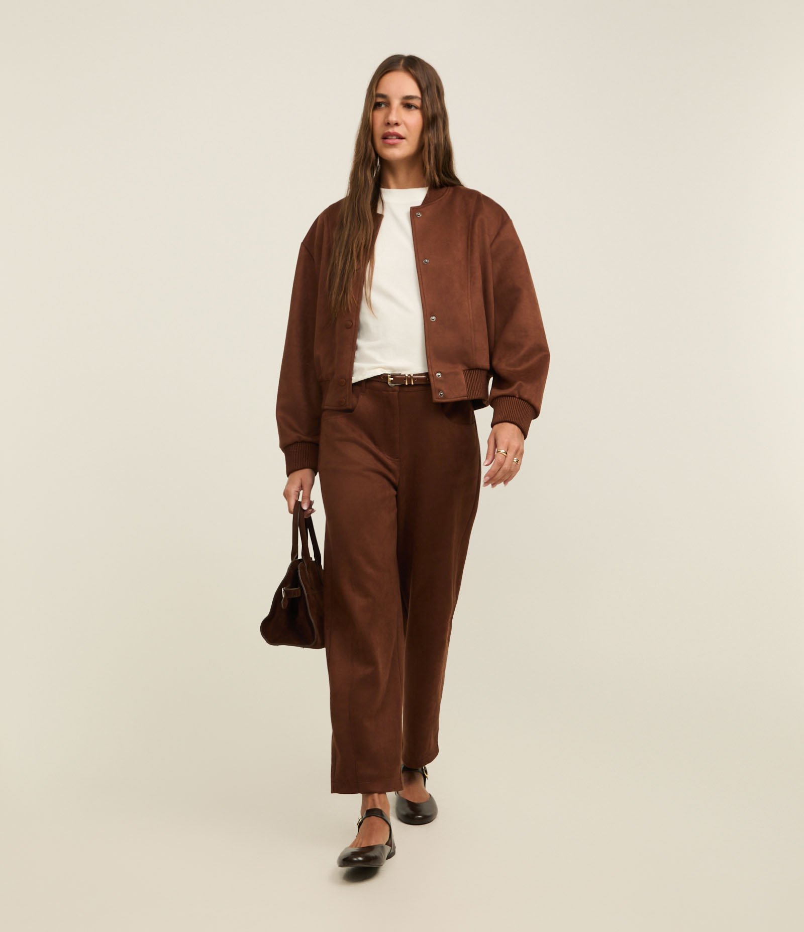 Jaqueta Bomber em Suede com Barras Ajustadas e Recortes Marrom 2