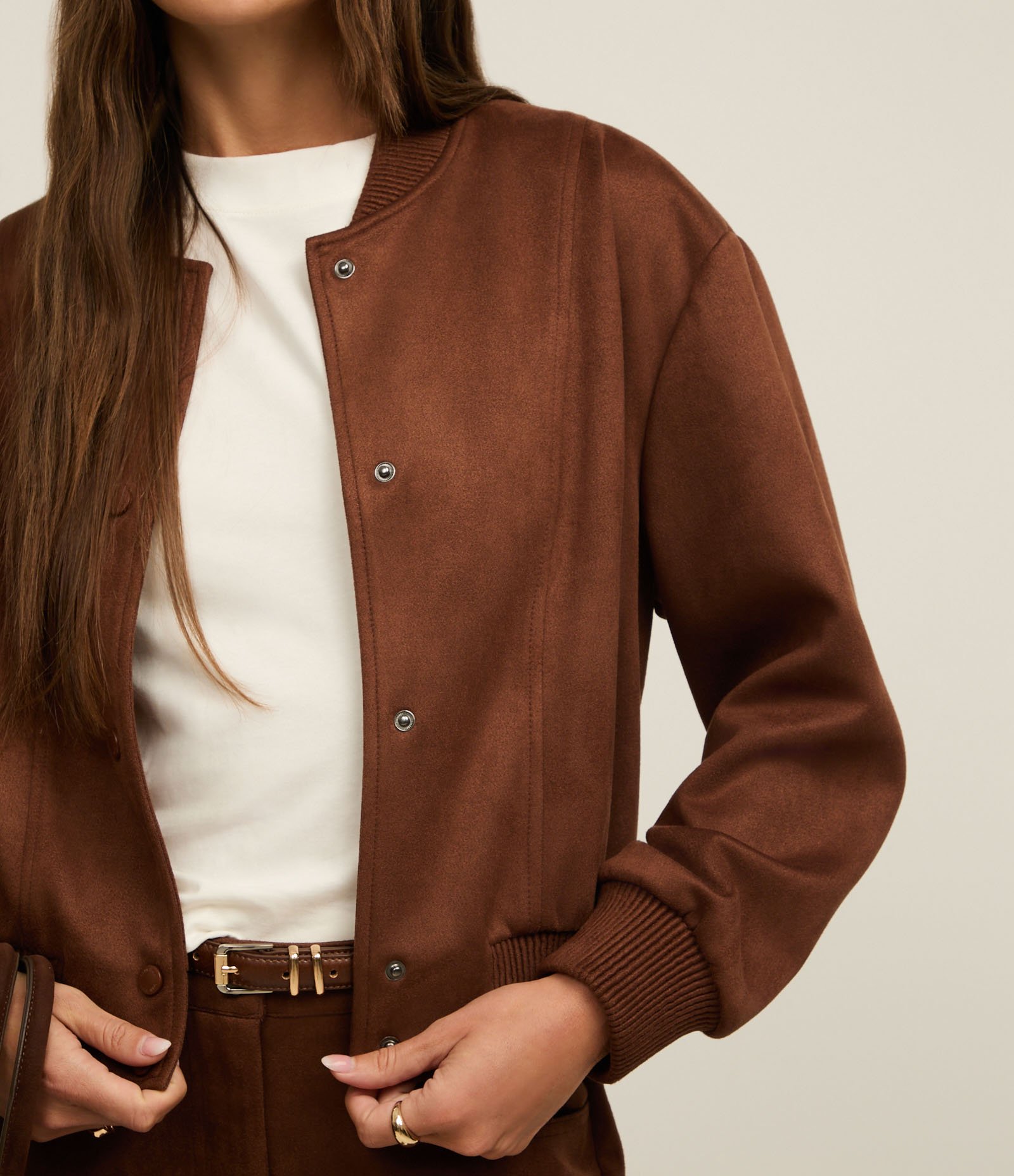 Jaqueta Bomber em Suede com Barras Ajustadas e Recortes Marrom 3