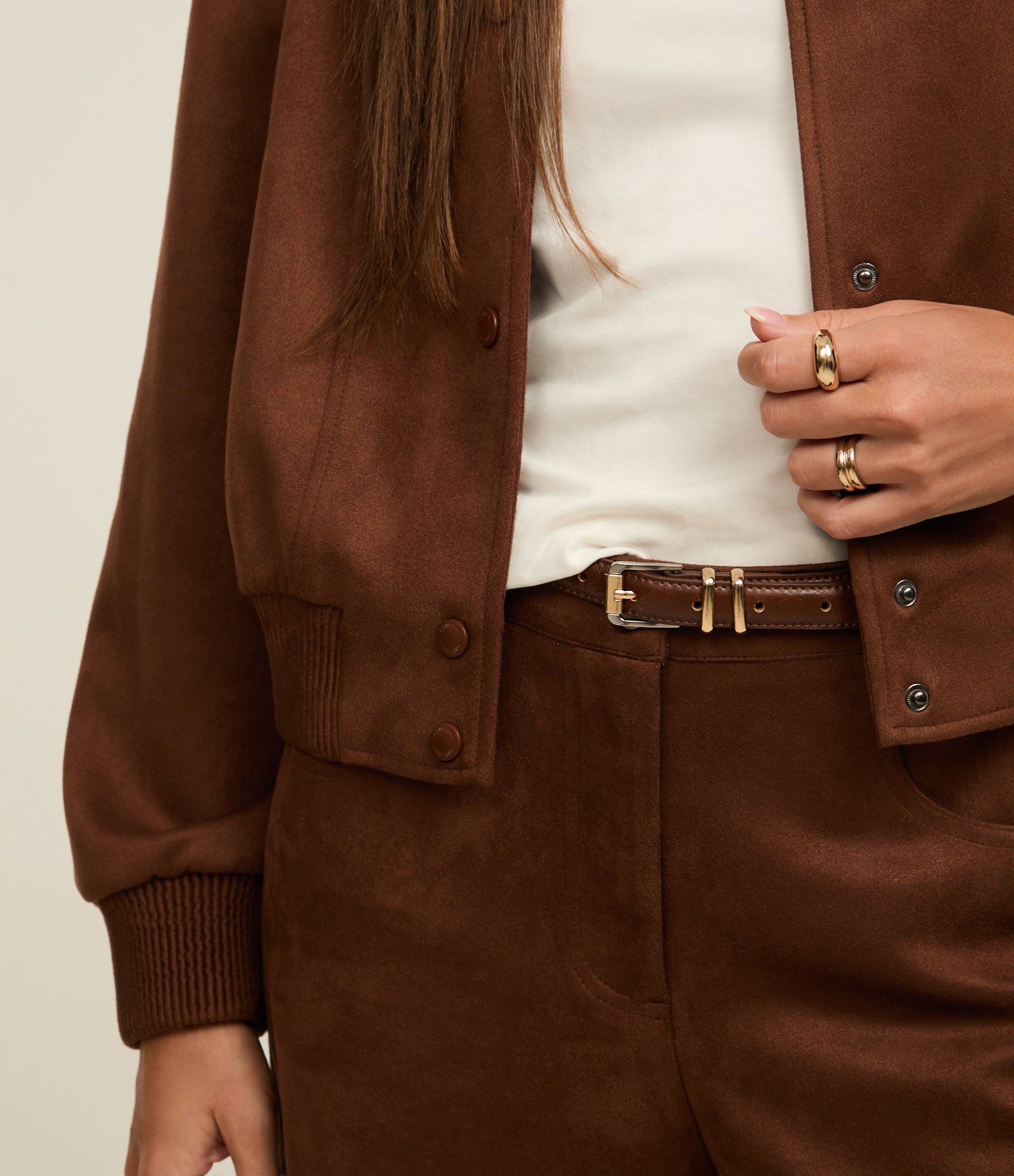 Jaqueta Bomber em Suede com Barras Ajustadas e Recortes Marrom 4