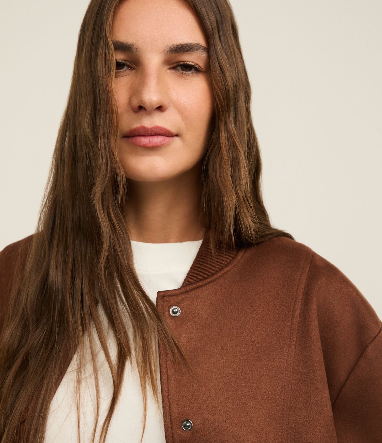 Jaqueta Bomber em Suede com Barras Ajustadas e Recortes Marrom 5
