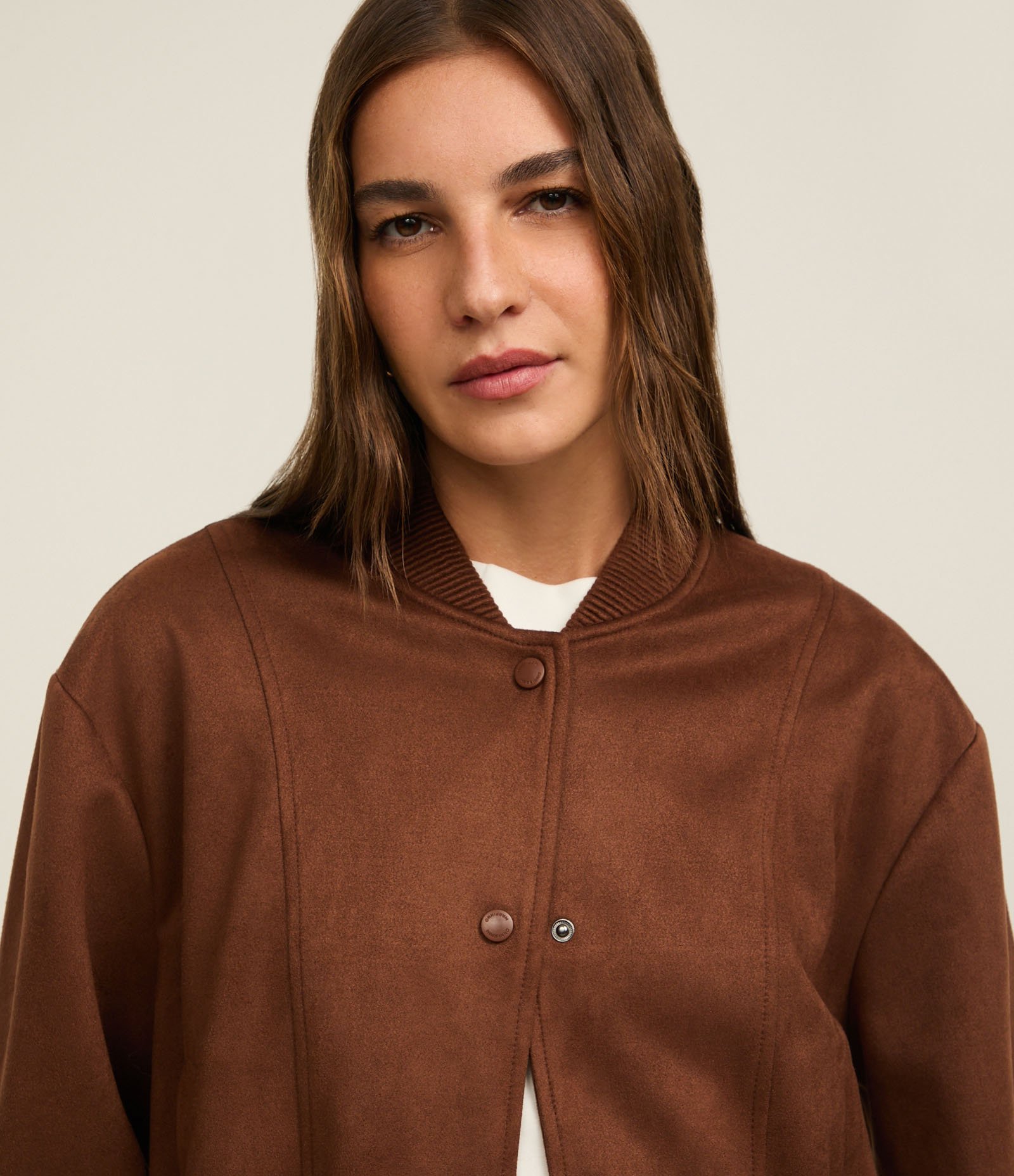 Jaqueta Bomber em Suede com Barras Ajustadas e Recortes Marrom 6