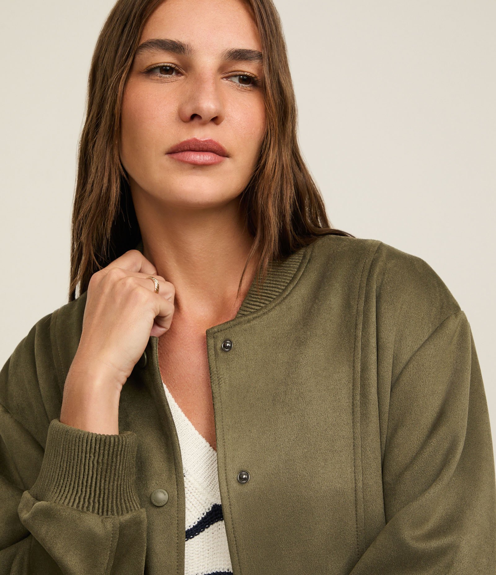 Jaqueta Bomber em Suede com Barras Ajustadas e Recortes 4
