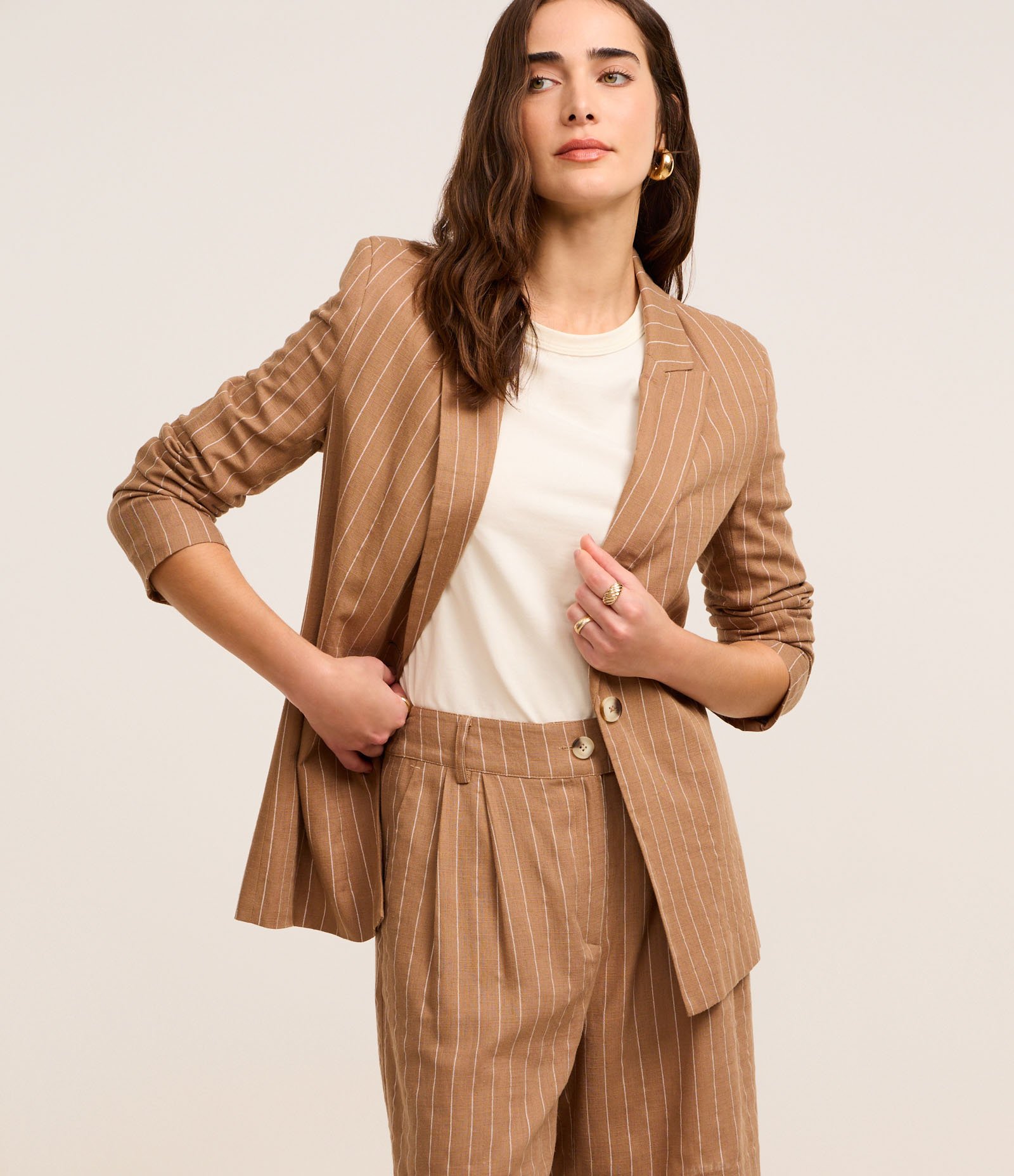 Blazer Longo em Viscolinho Listrado com Riscas de Giz Marrom 1