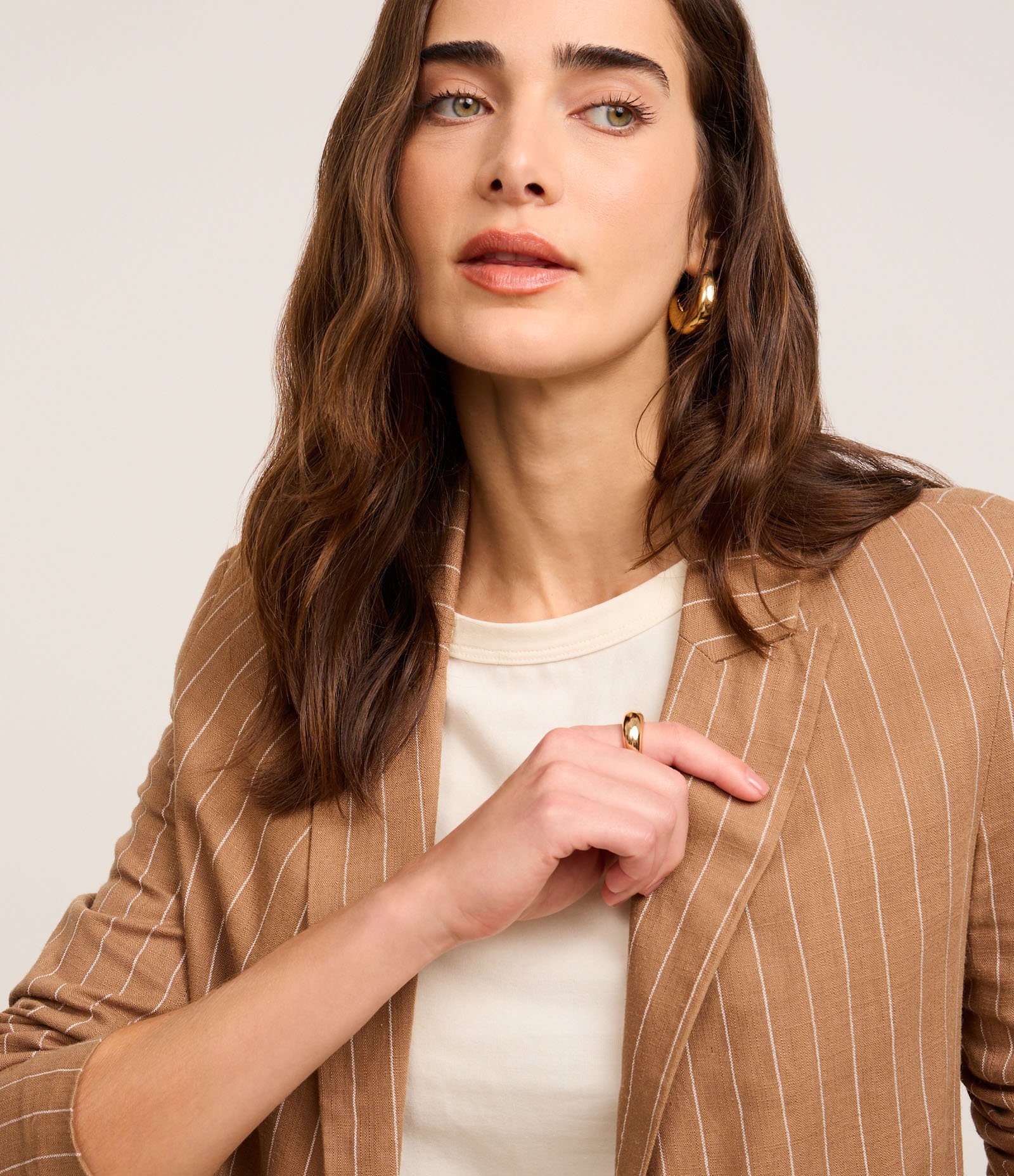Blazer Longo em Viscolinho Listrado com Riscas de Giz Marrom 3