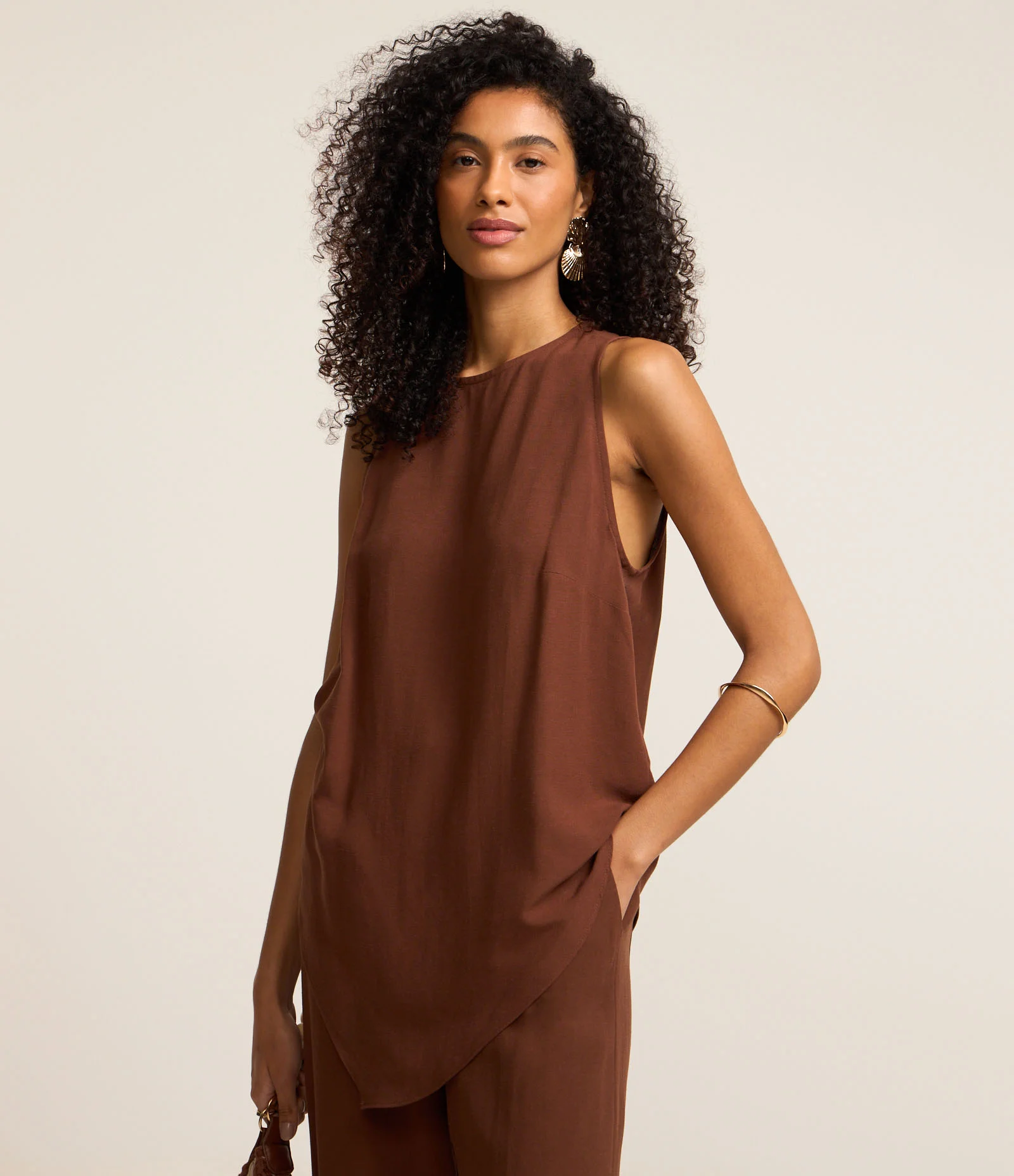 Blusa em Viscolinho com Barra Pontiaguda Marrom 1