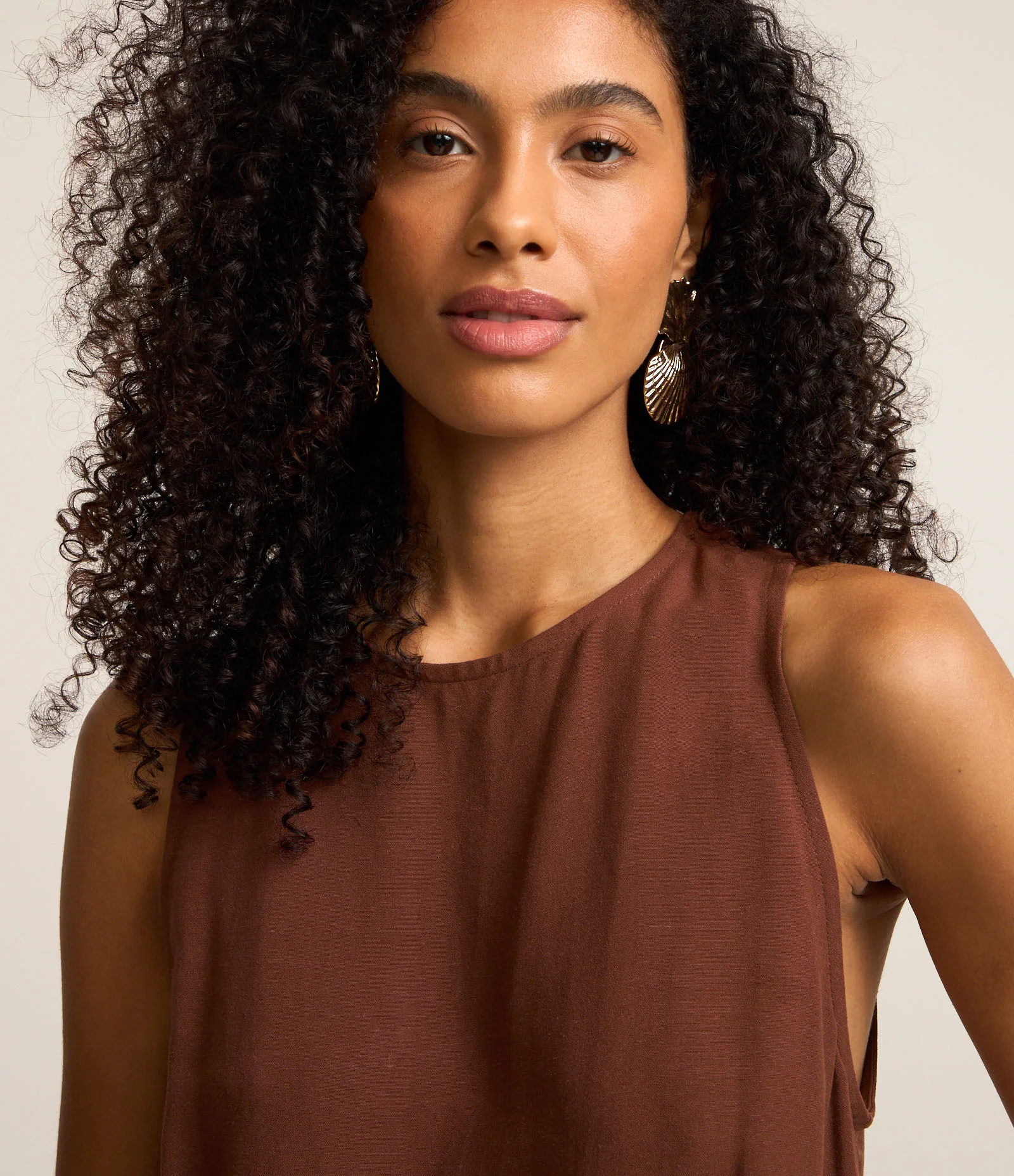 Blusa em Viscolinho com Barra Pontiaguda Marrom 3