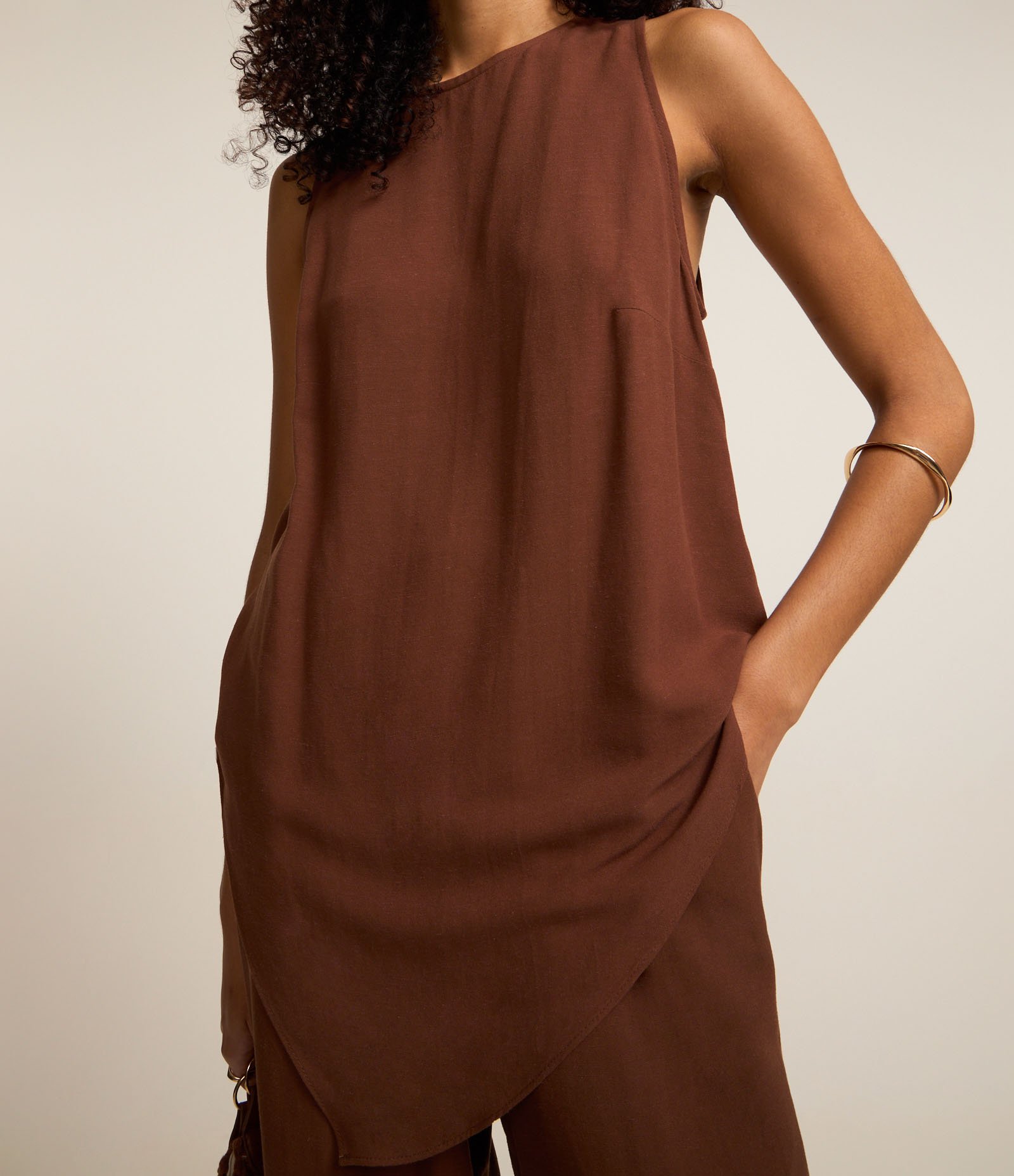 Blusa em Viscolinho com Barra Pontiaguda Marrom 4