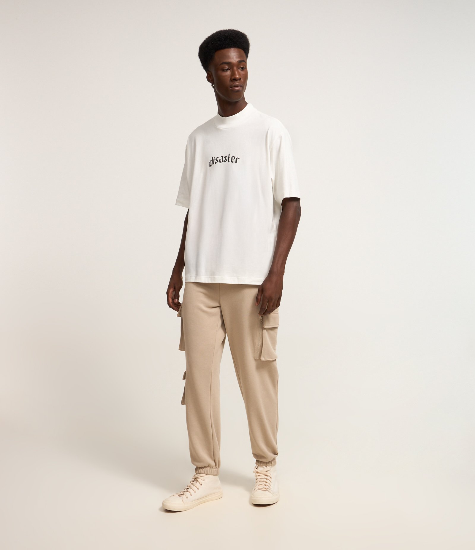 Calça Jogger em Moletom com Bolsos Táticos Bege 1