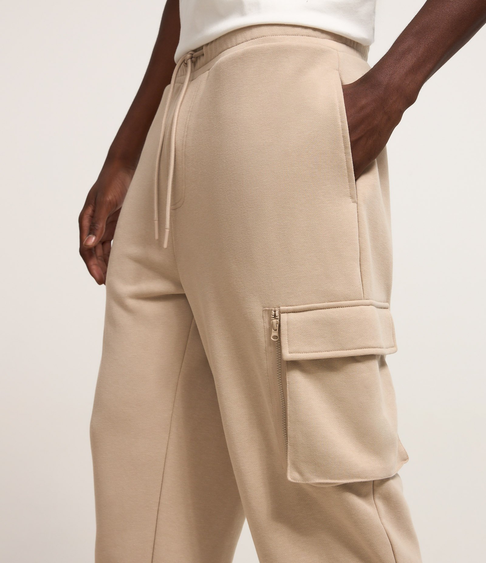 Calça Jogger em Moletom com Bolsos Táticos Bege 2