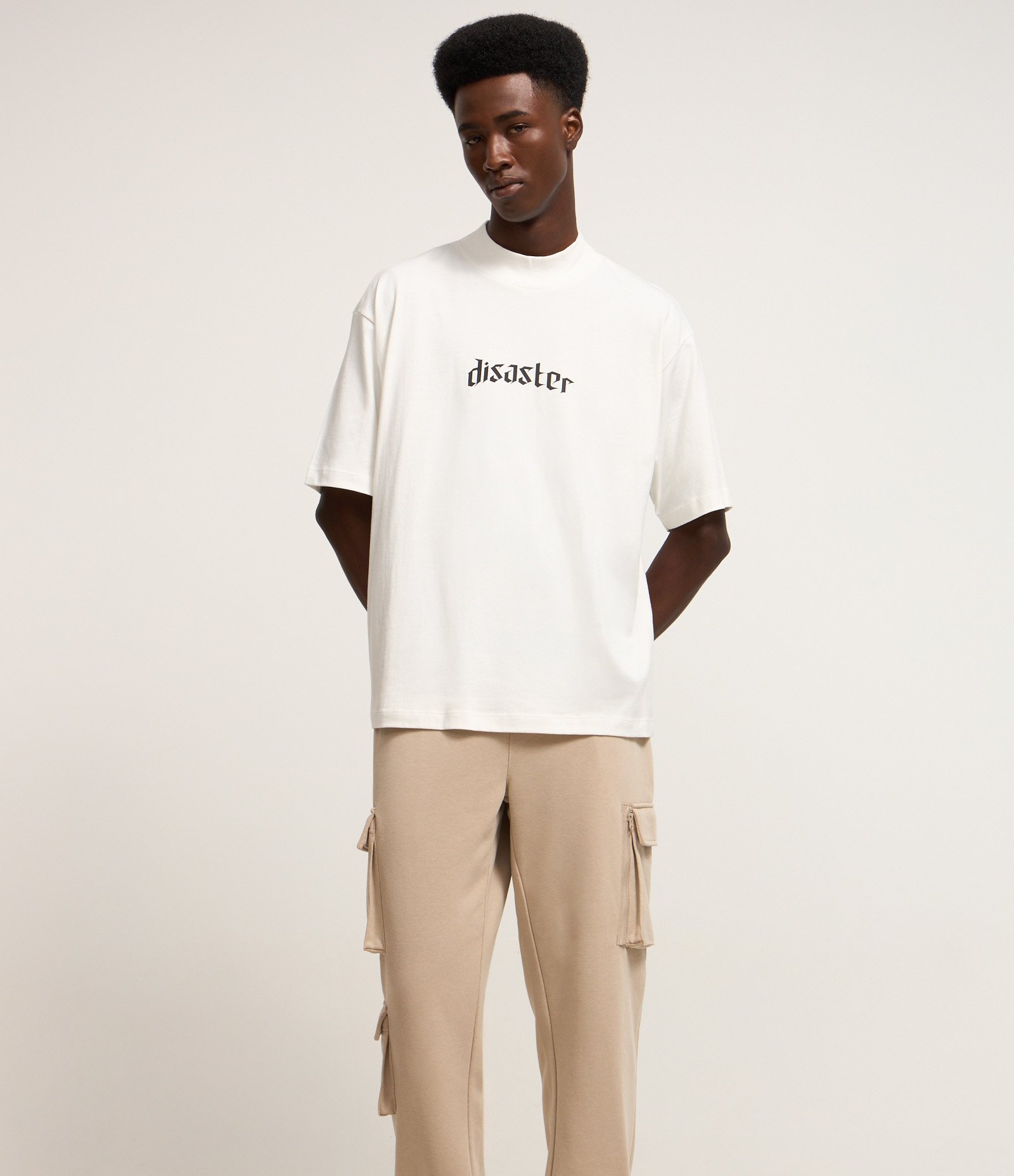 Calça Jogger em Moletom com Bolsos Táticos Bege 3